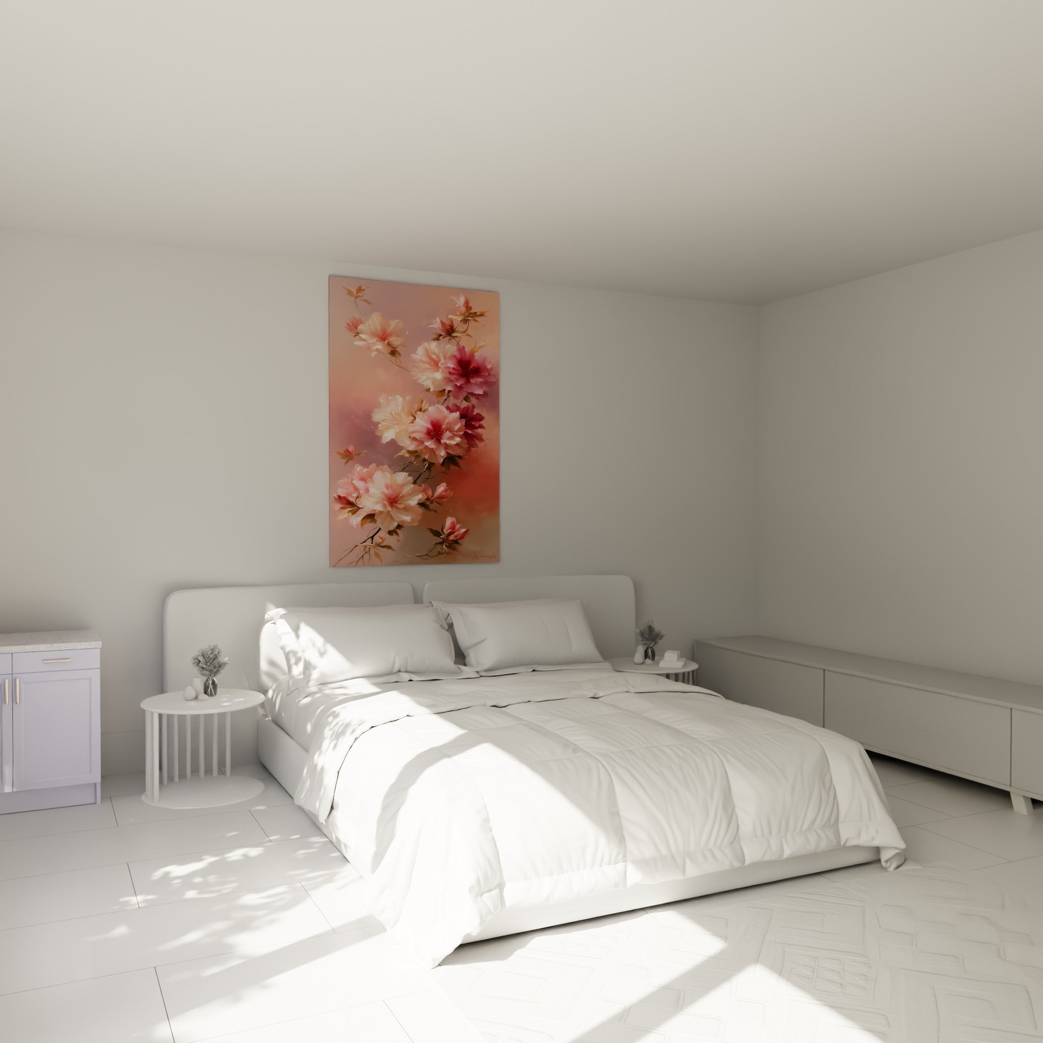 Bouquet d'azalées roses et ivoire aux touches bordeaux, au-dessus d'un lit dans une chambre claire