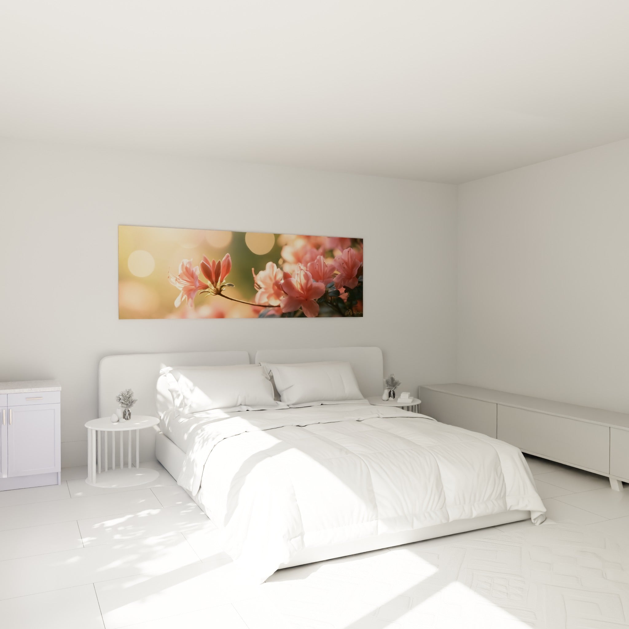 Fleurs d'azalée rose et pêche, branche délicate au-dessus d'un lit dans une chambre claire