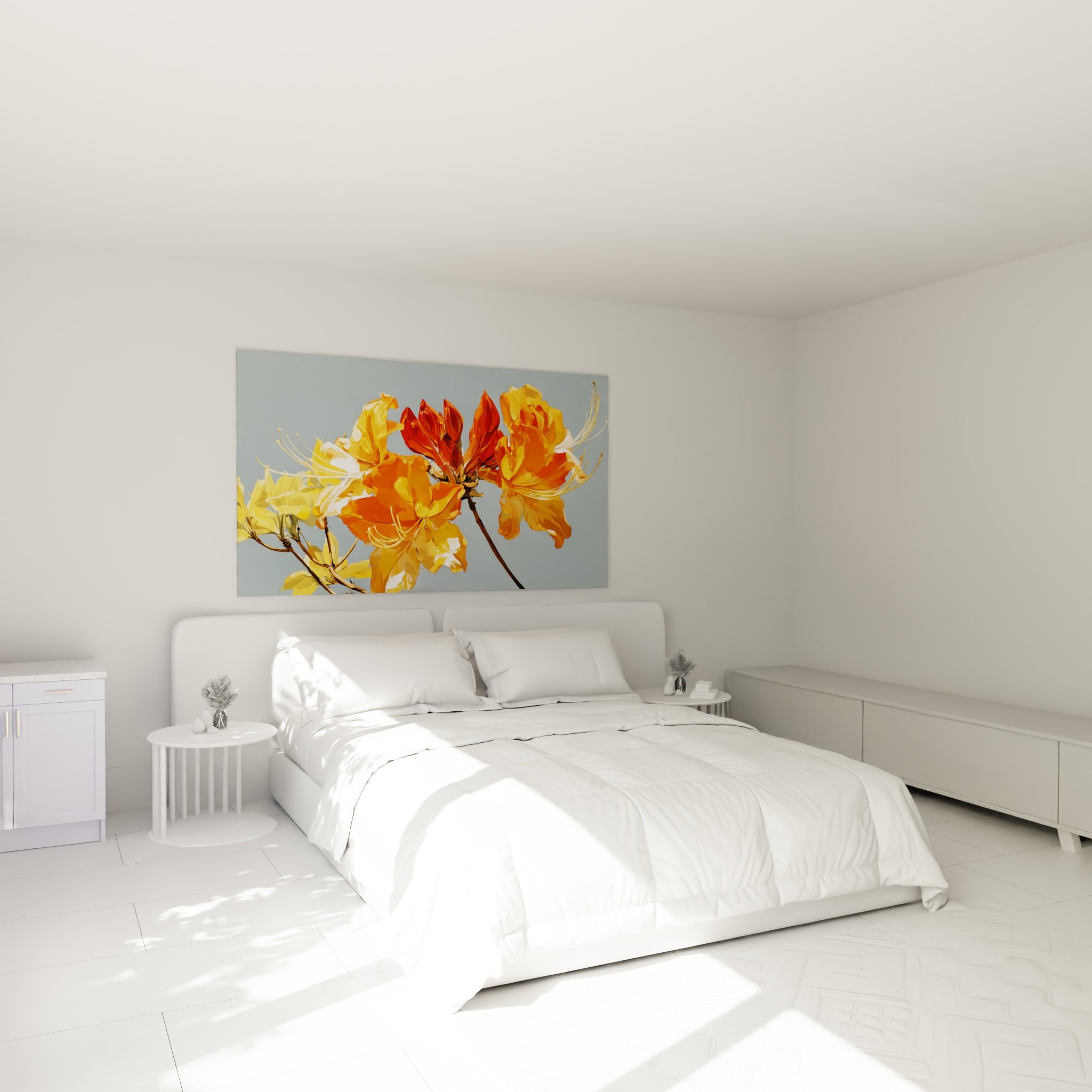 Branche d'azalée orange et jaune dorée au-dessus d'un lit dans une chambre claire