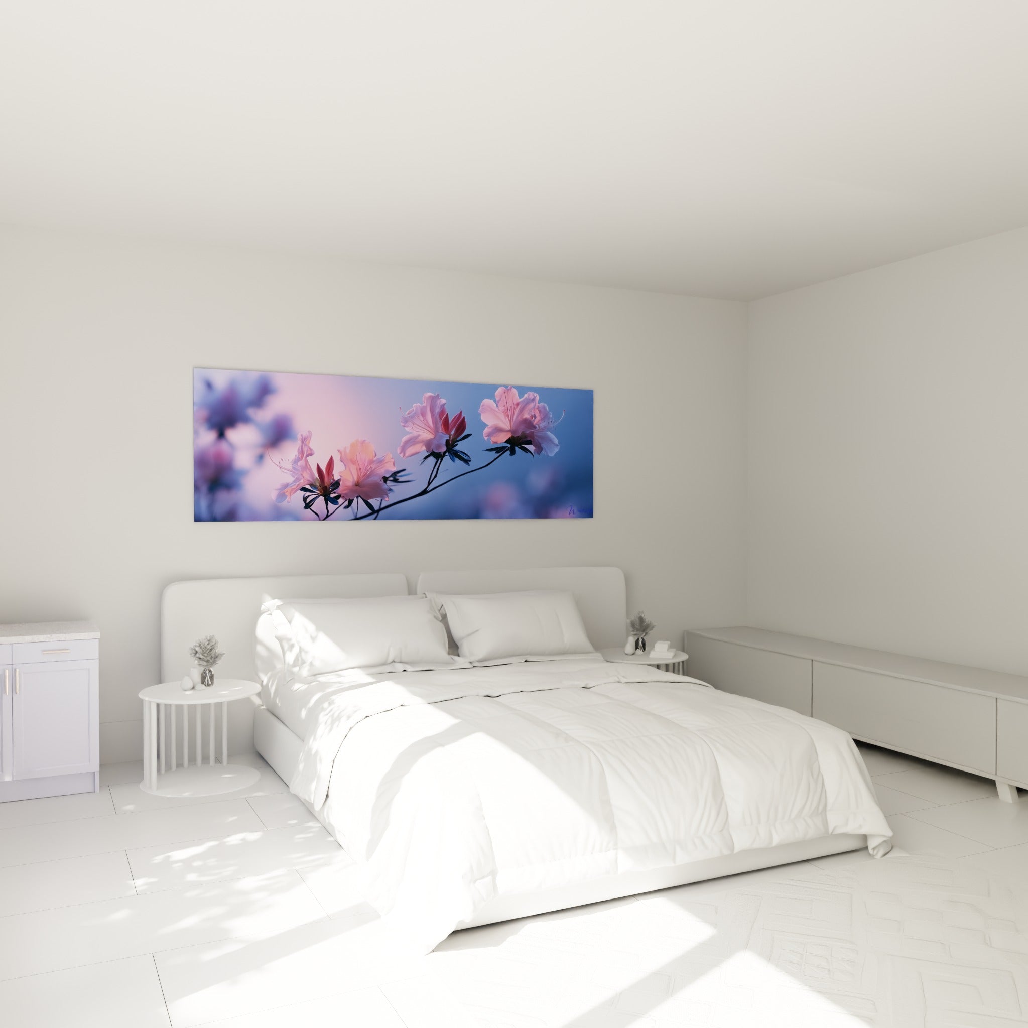 Fleurs d'azalée roses et bleu marine déployées au-dessus d'un lit dans une chambre claire