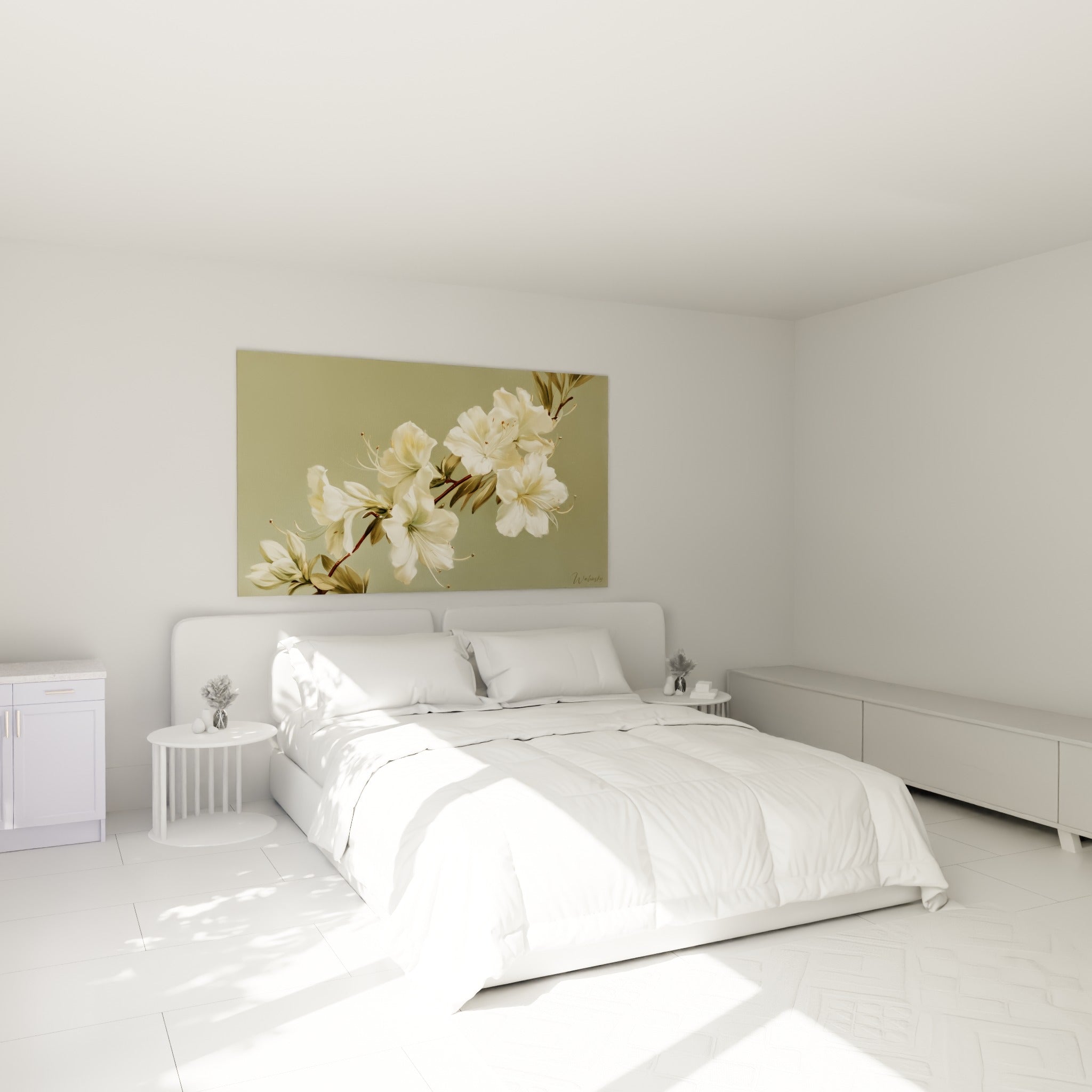 Branche d'azalée ivoire et vert olive accrochée au-dessus d'un lit dans une chambre claire