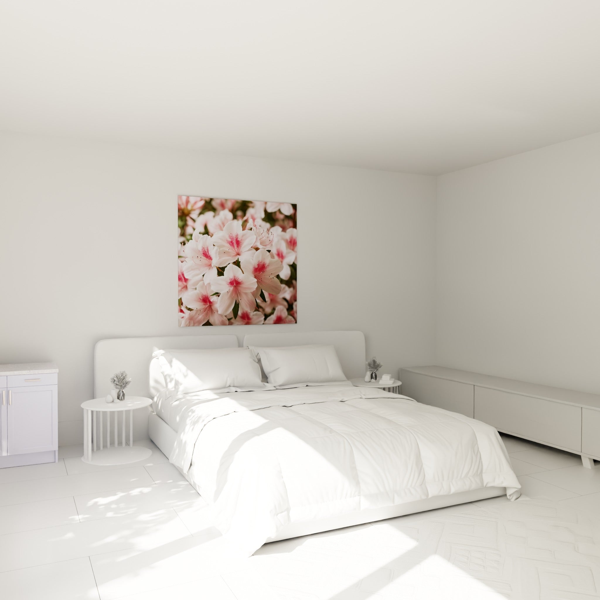 Bouquet Azalée blanc et rose accroché au-dessus d'un lit dans une chambre claire