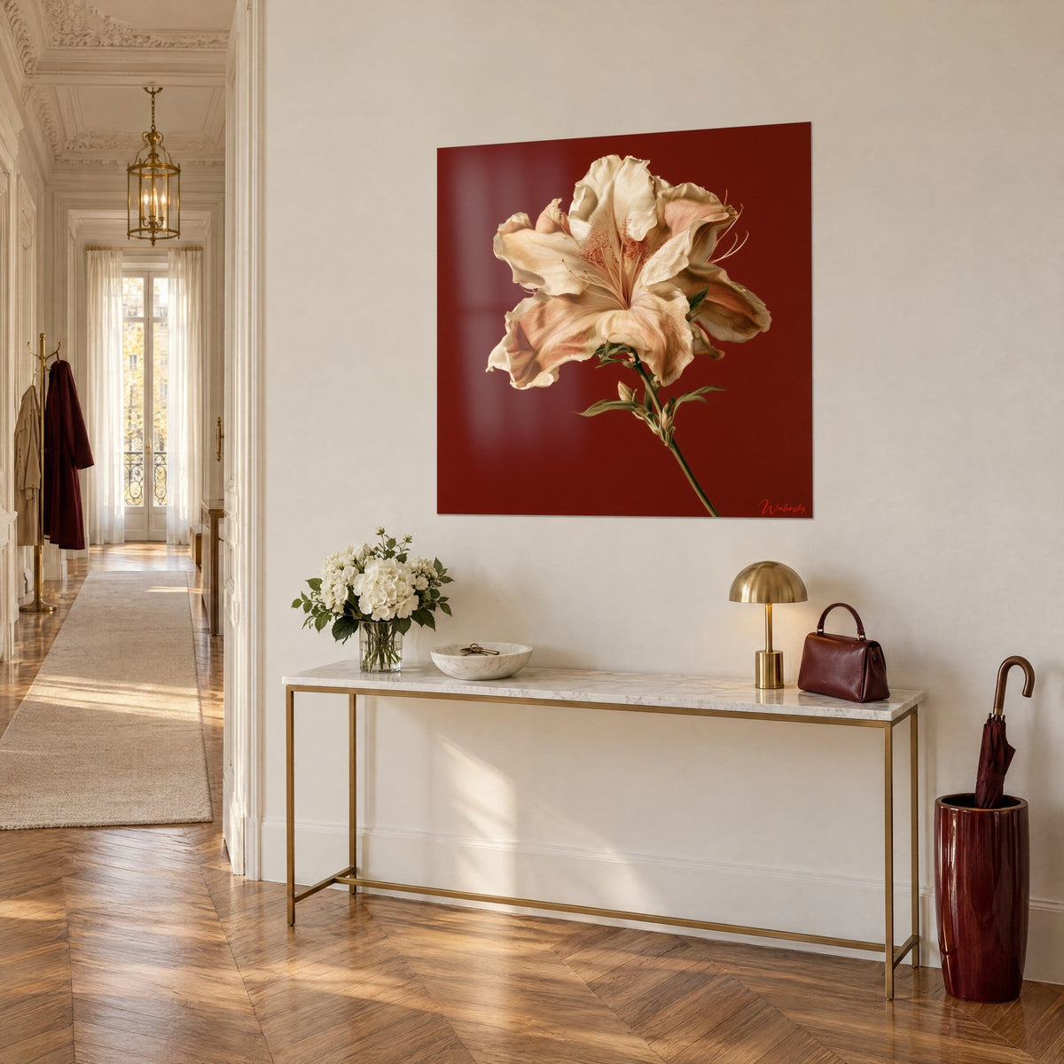 Tableau fleur d'azalée rose pâle et ivoire sur fond bordeaux, vue de trois quarts, console dorée et parquet en chevrons