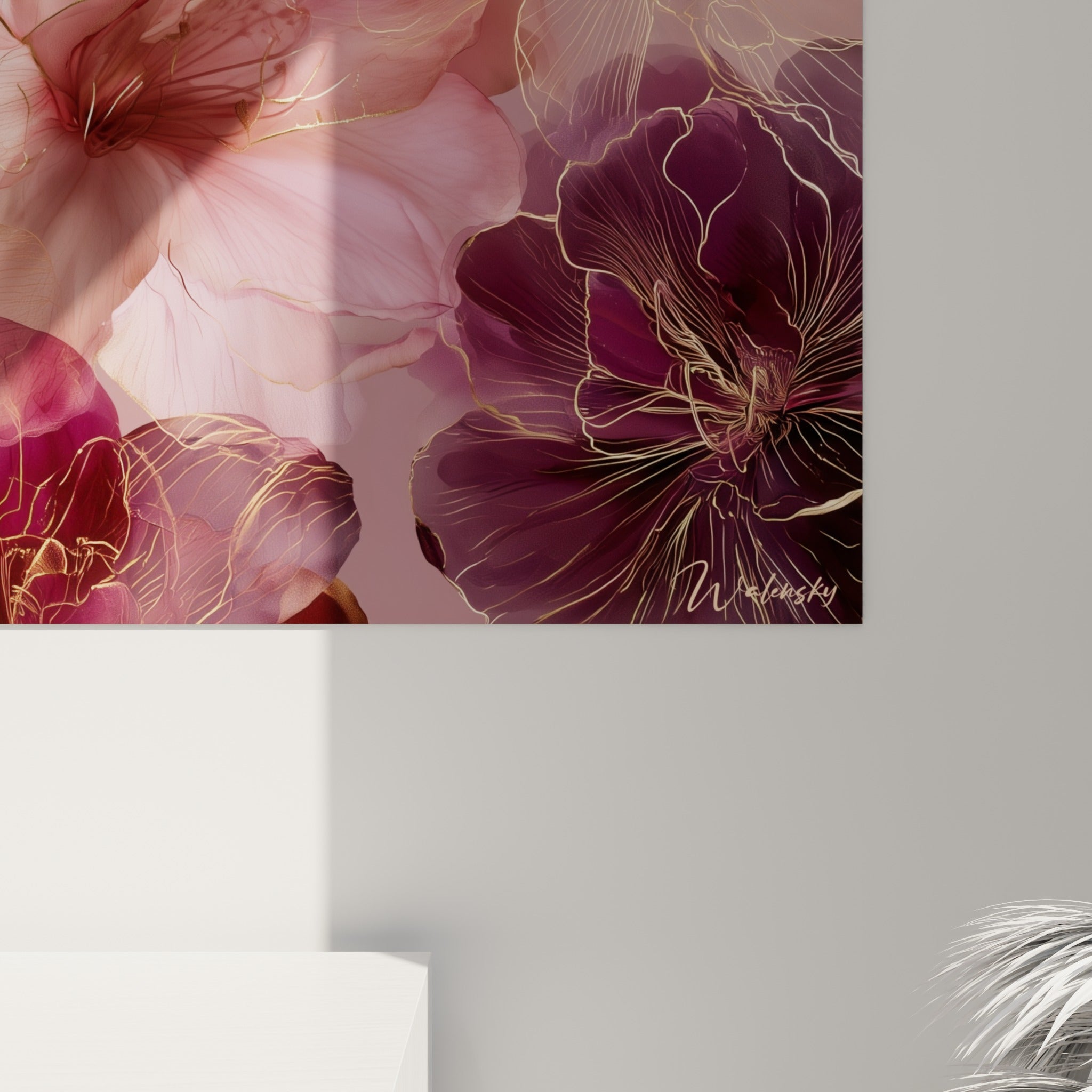 Détail des pétales d'azalée où le rose translucide rencontre les fins traits dorés et le bordeaux profond