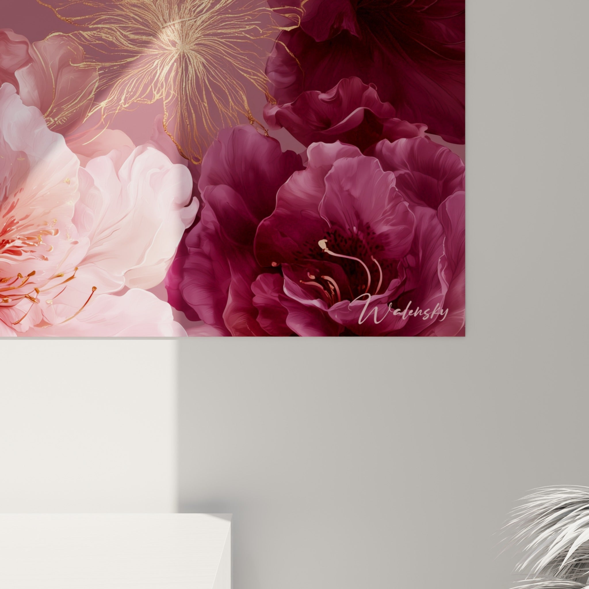 Détail des filigranes dorés et du grain de peinture sur les pétales roses et prune d'azalée