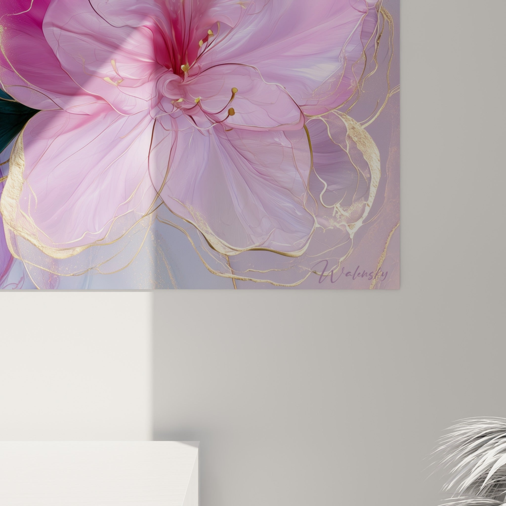 Détail des nervures dorées et du grain translucide des pétales roses et violets de cette azalée