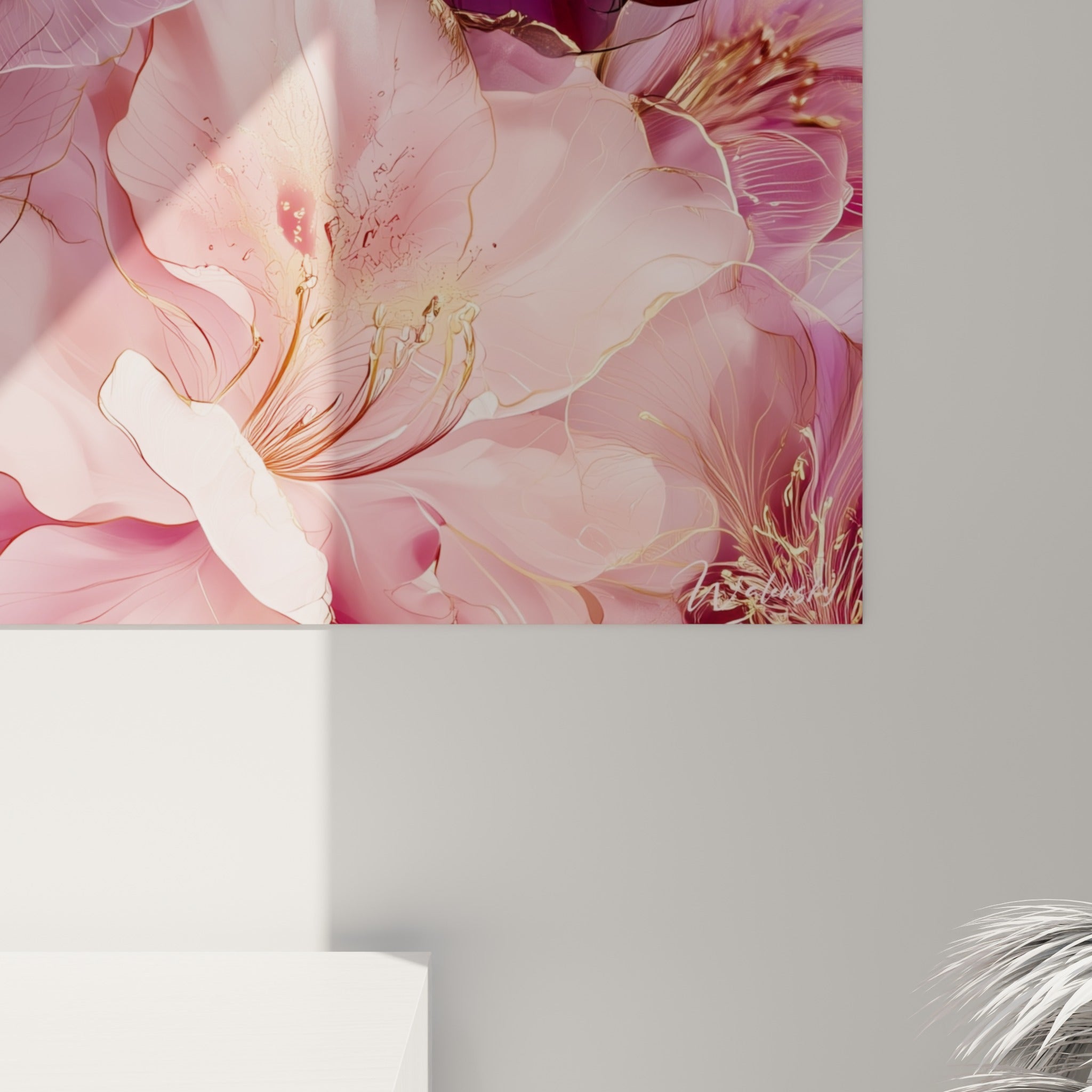 Détail des pétales d'azalée où le rose et le magenta se fondent avec les fils dorés en relief