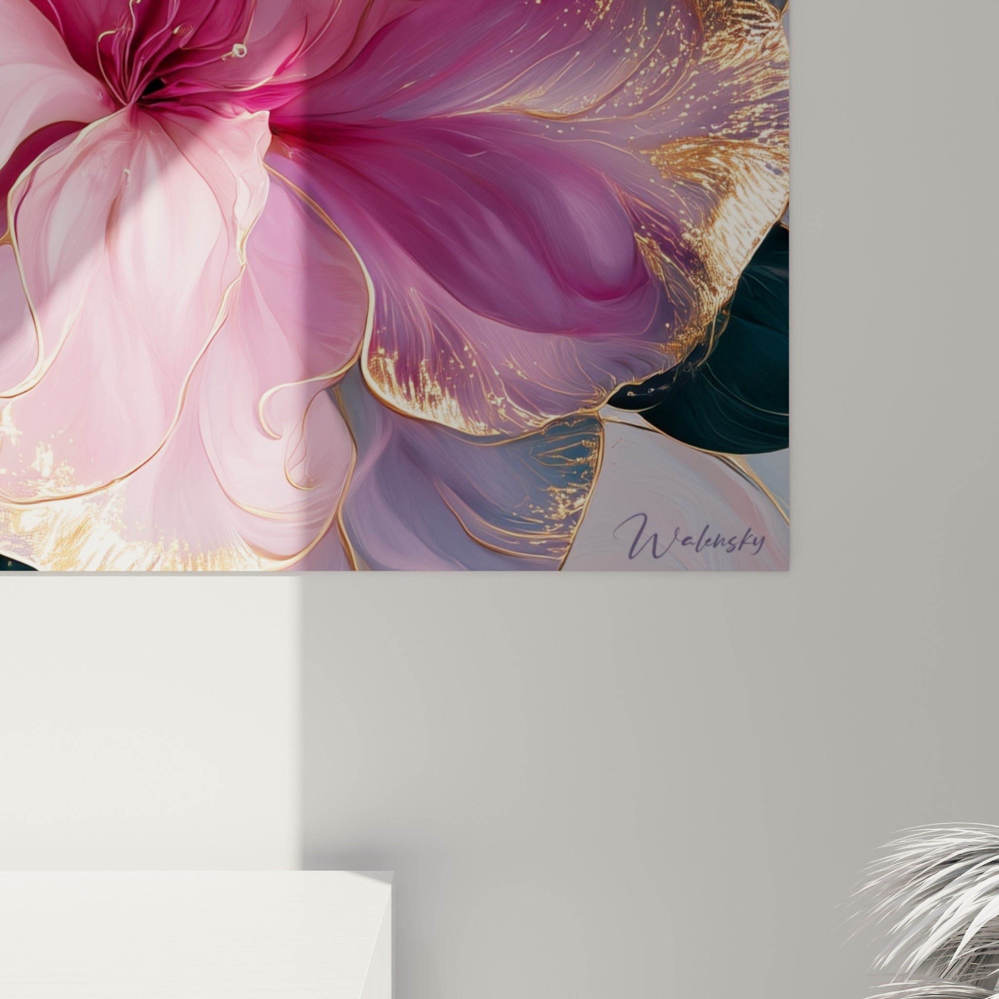 Détail des pétales d'azalée où le rose se mêle au bordeaux, les traits dorés révélant le grain de l'impression