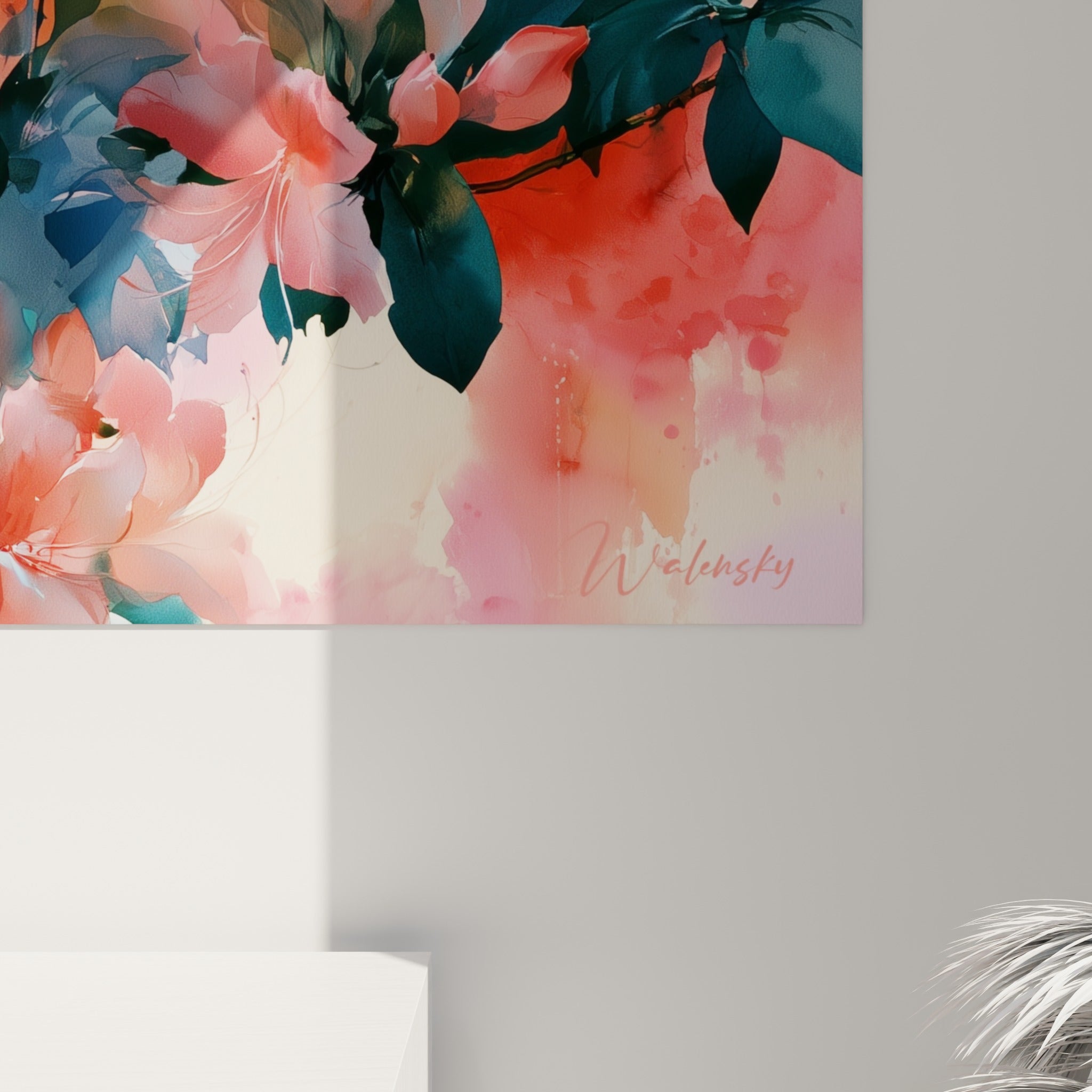 Détail des pétales corail et rose poudré, coulures aquarelle et branches sombres sur toile texturée