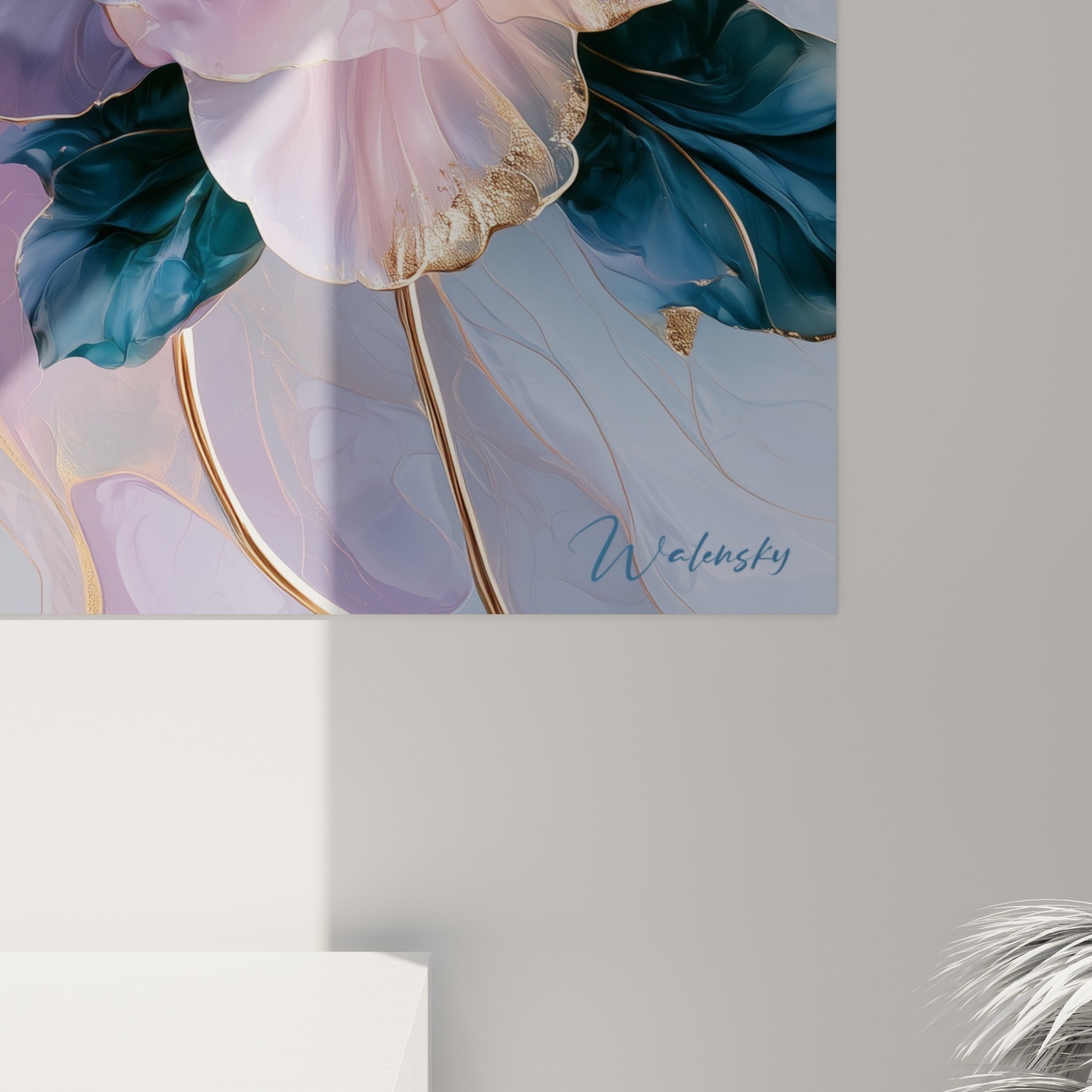 Détail des pétales d'azalée rose nacré et des filaments dorés sur toile texturée