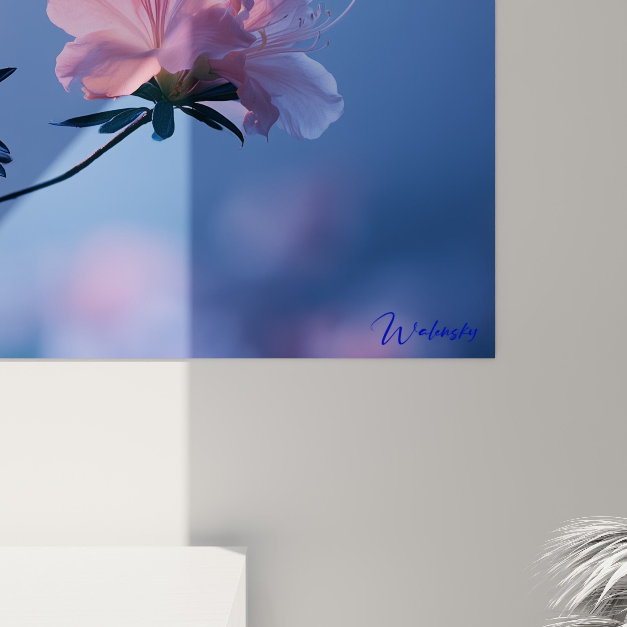 Détail des pétales d'azalée où le rose et le bleu se fondent avec un grain fin et lumineux