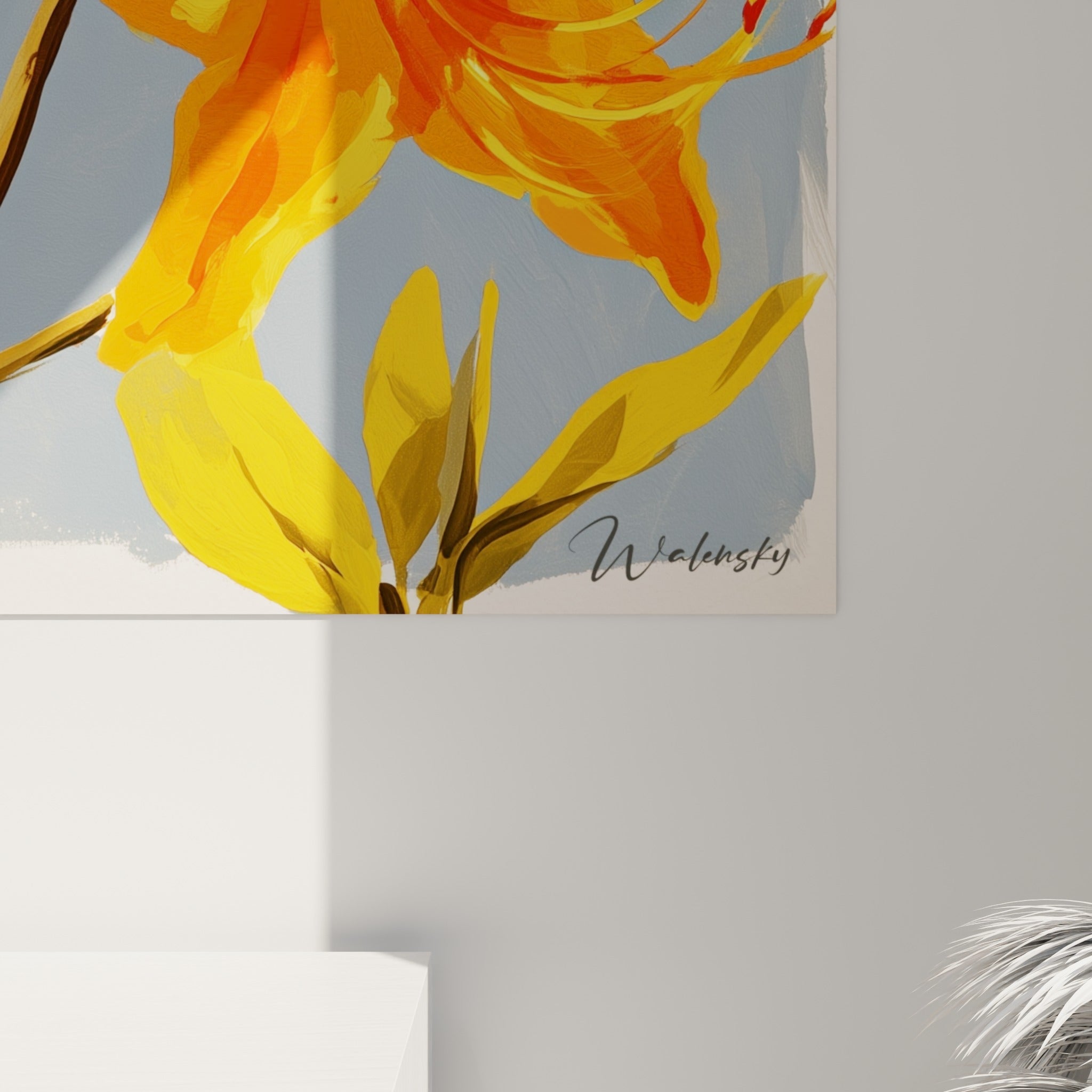 Détail des pétales d'azalée orange et rouges avec empâtements visibles et fond bleu texturé