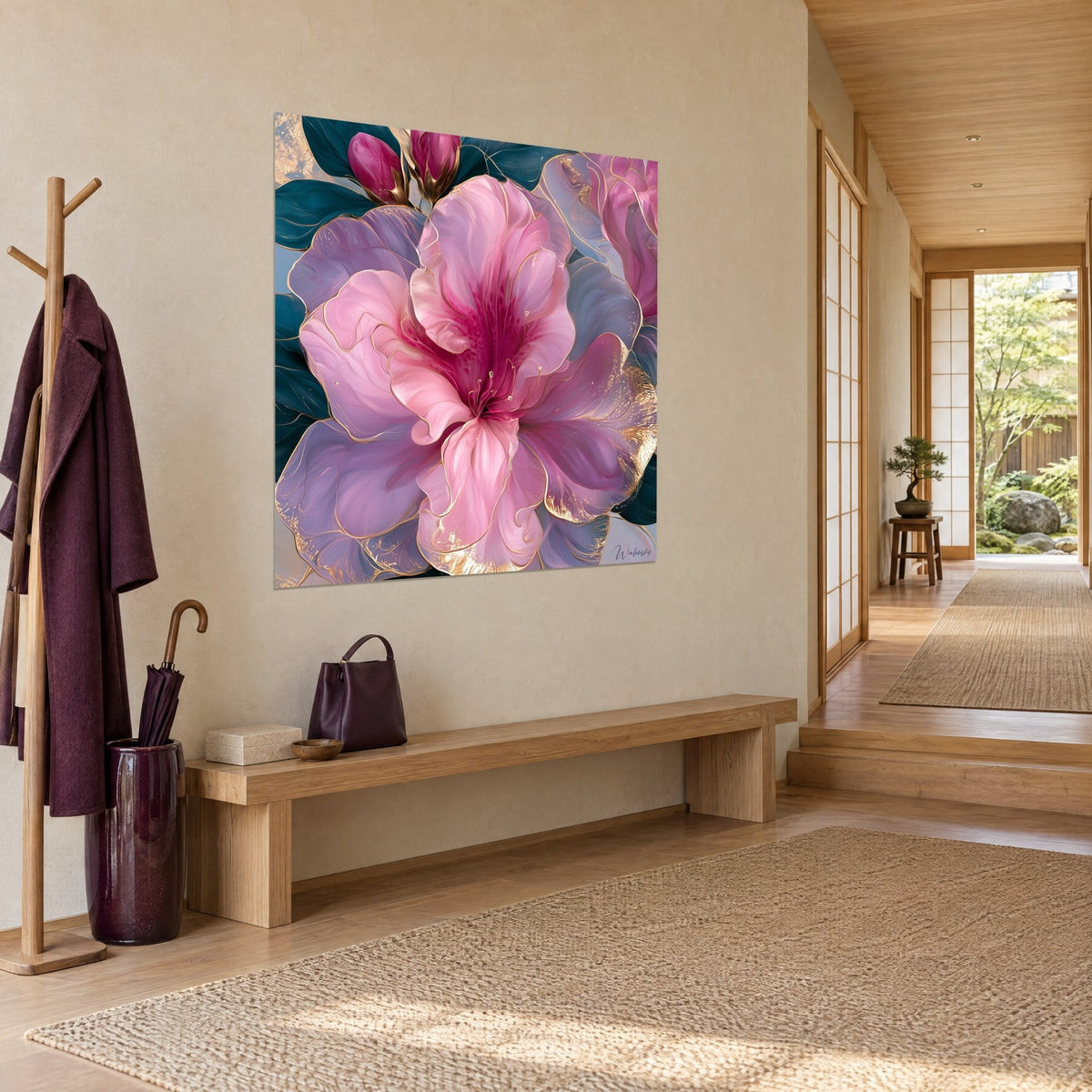Tableau grande corolle rose et bordeaux aux pétales ourlés d'or, vue de trois-quarts dans une entrée japandi en bois clair