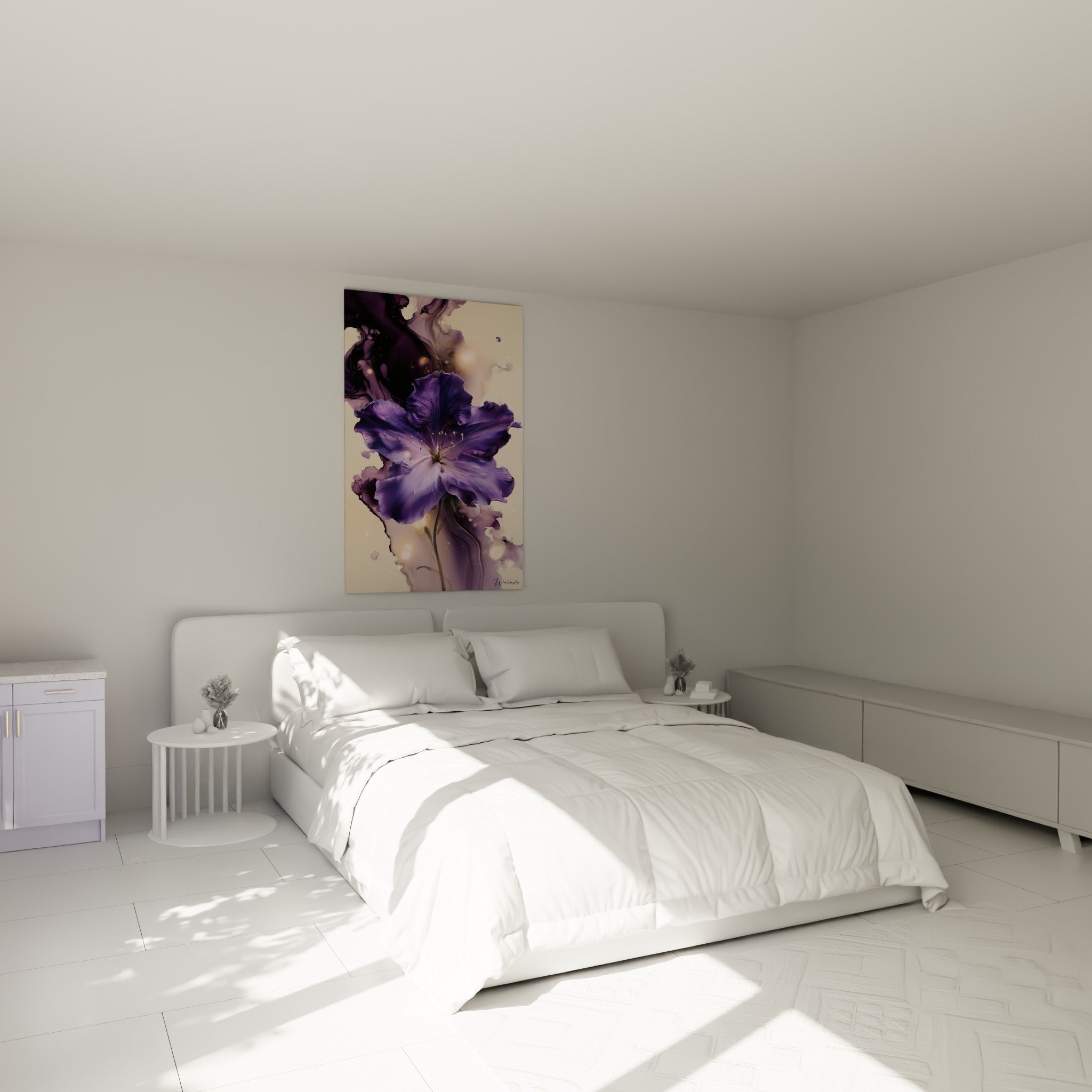 Pétales violets et dorés d'une fleur s'épanouissent au-dessus d'un lit dans une chambre claire