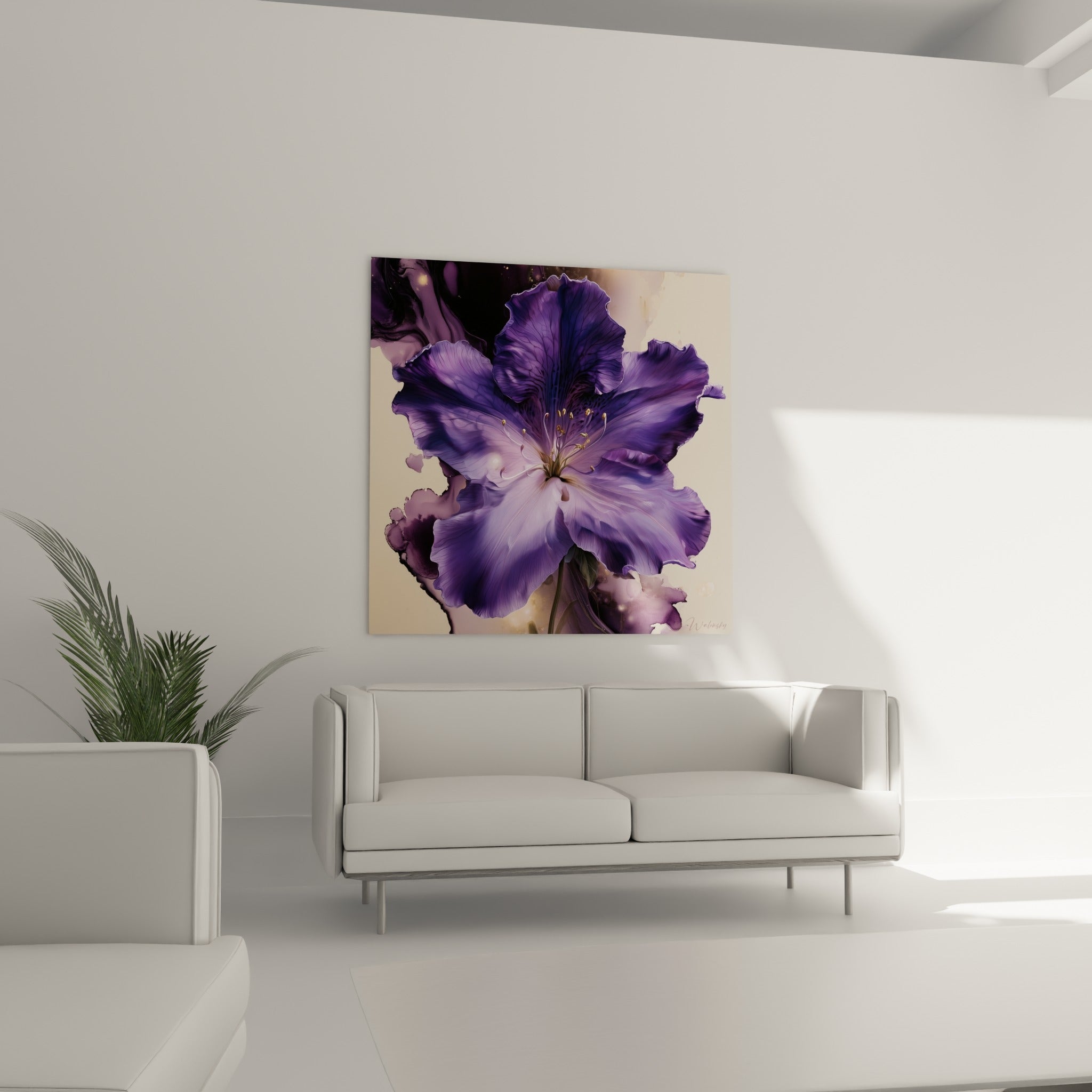 Fleur mauve et ivoire de cette azalée suspendue au-dessus d'un canapé dans un salon lumineux
