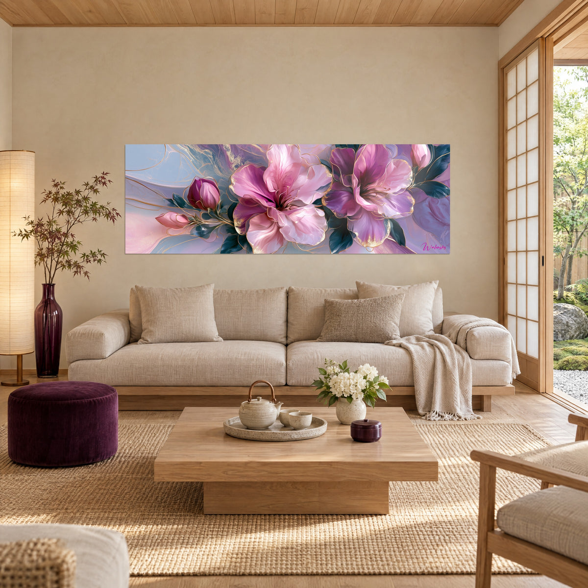 Cuadro flor de azalea rosa polvoriento con pétalos satinados y ribetes dorados, fondo marmolado azul lavanda, sobre un sofá en un salón luminoso