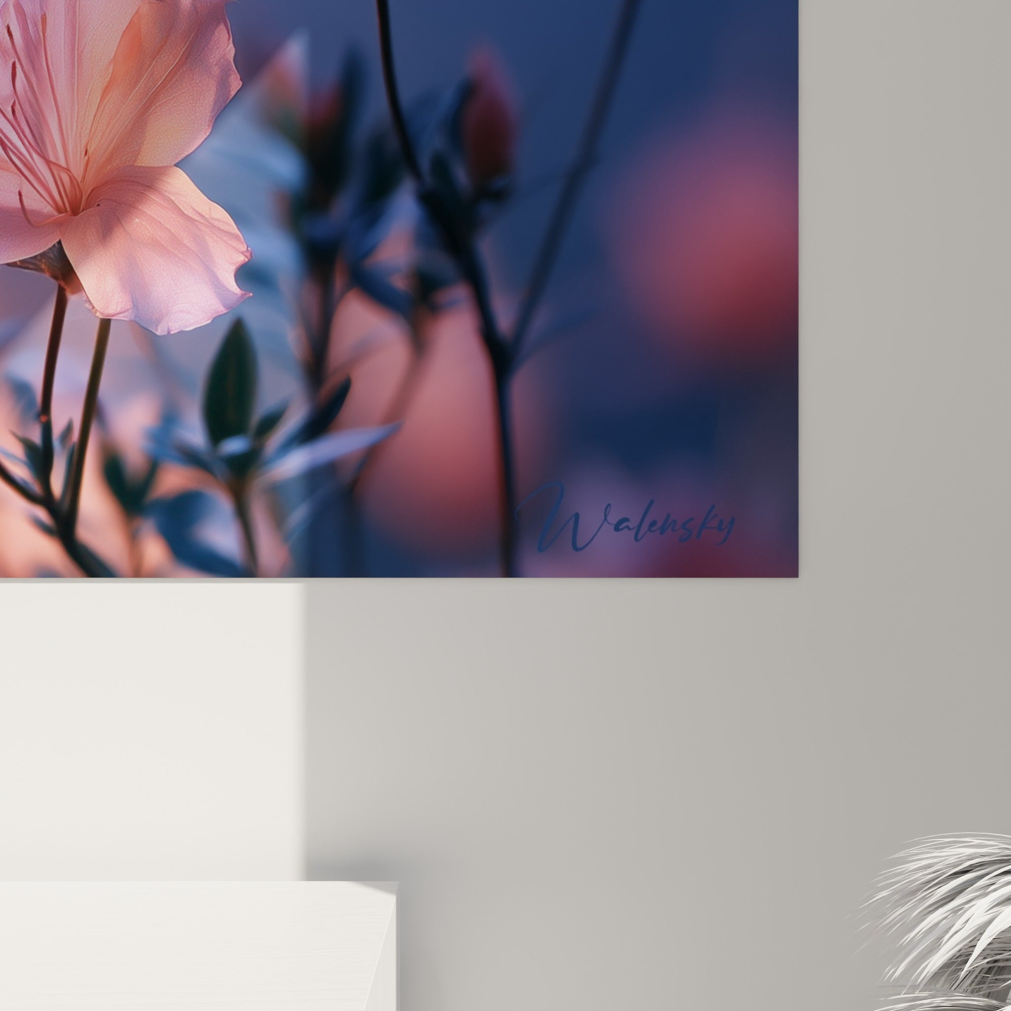 Nervures fines des pétales d'azalée rose et reflets bleu lavande visibles en gros plan sur la toile