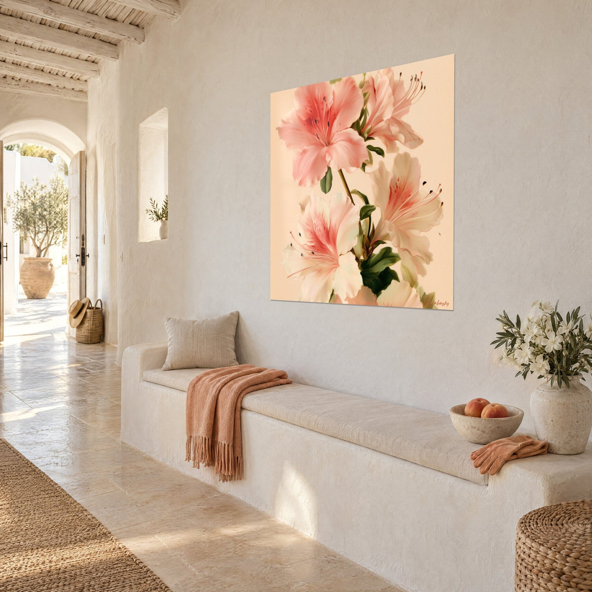 Quadro con un mazzo di azalee rosa salmone e crema, foglie verde intenso, in vista di tre quarti su un muro imbiancato