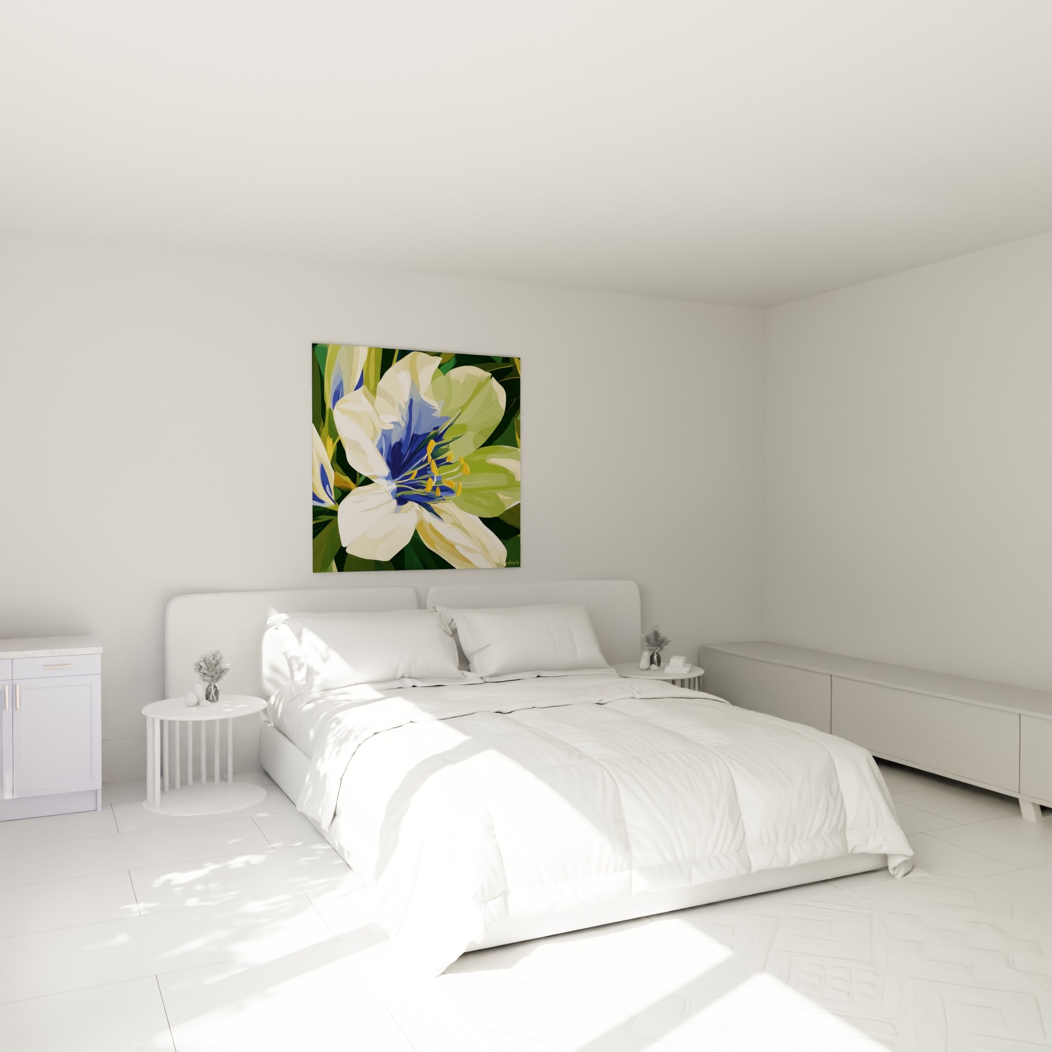 Azalée aux pétales crème et cœur bleu indigo au-dessus d'un lit dans une chambre claire