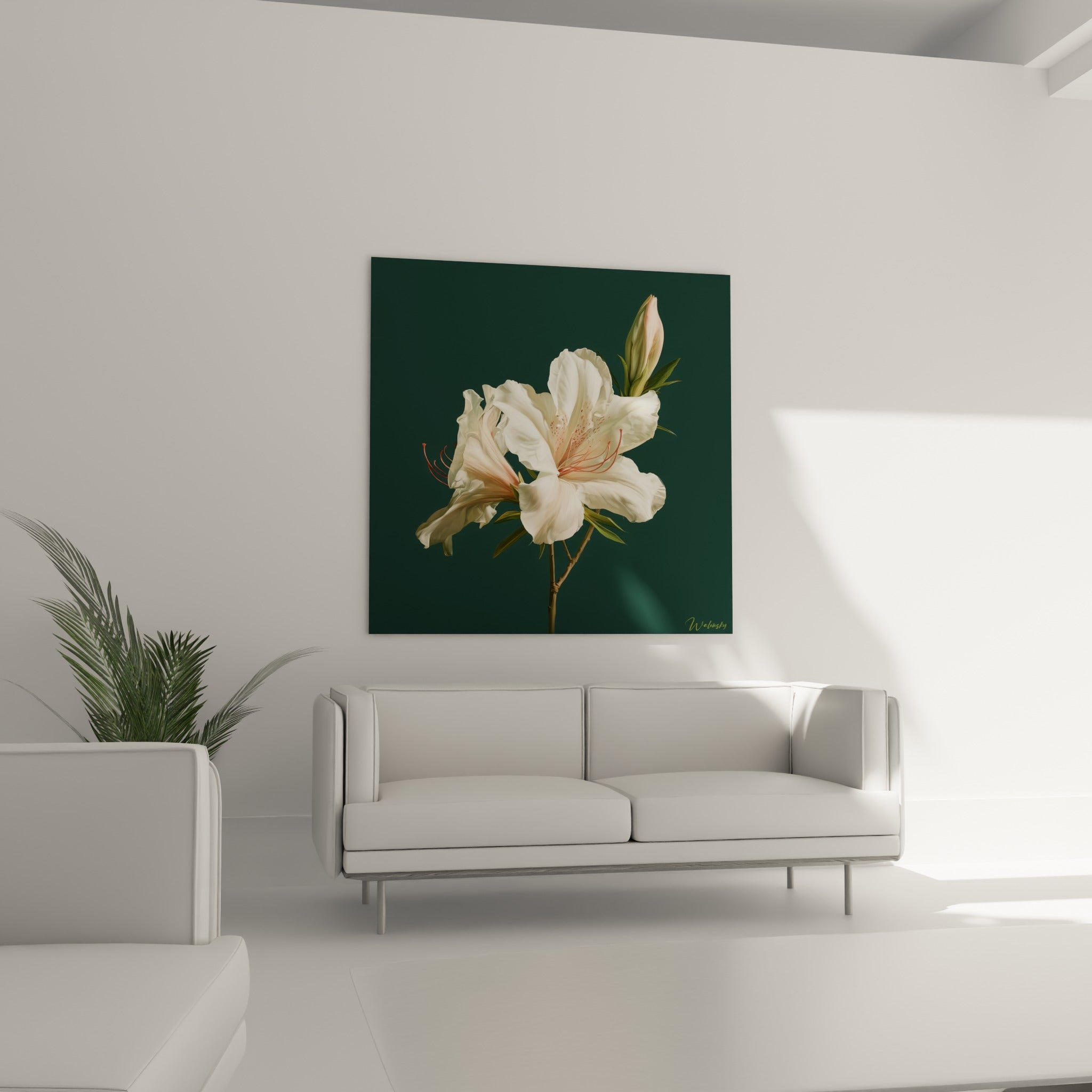 Pétales crème et corail de l'azalée au-dessus d'un canapé dans un salon lumineux