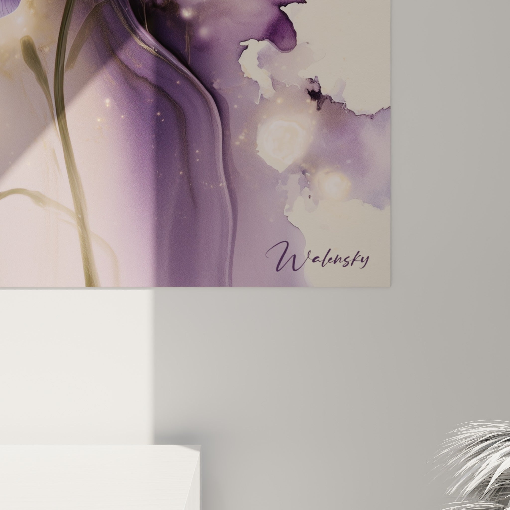 Empâtements violets et coulures anthracite se mêlent aux reflets dorés sur la surface de l'œuvre accrochée