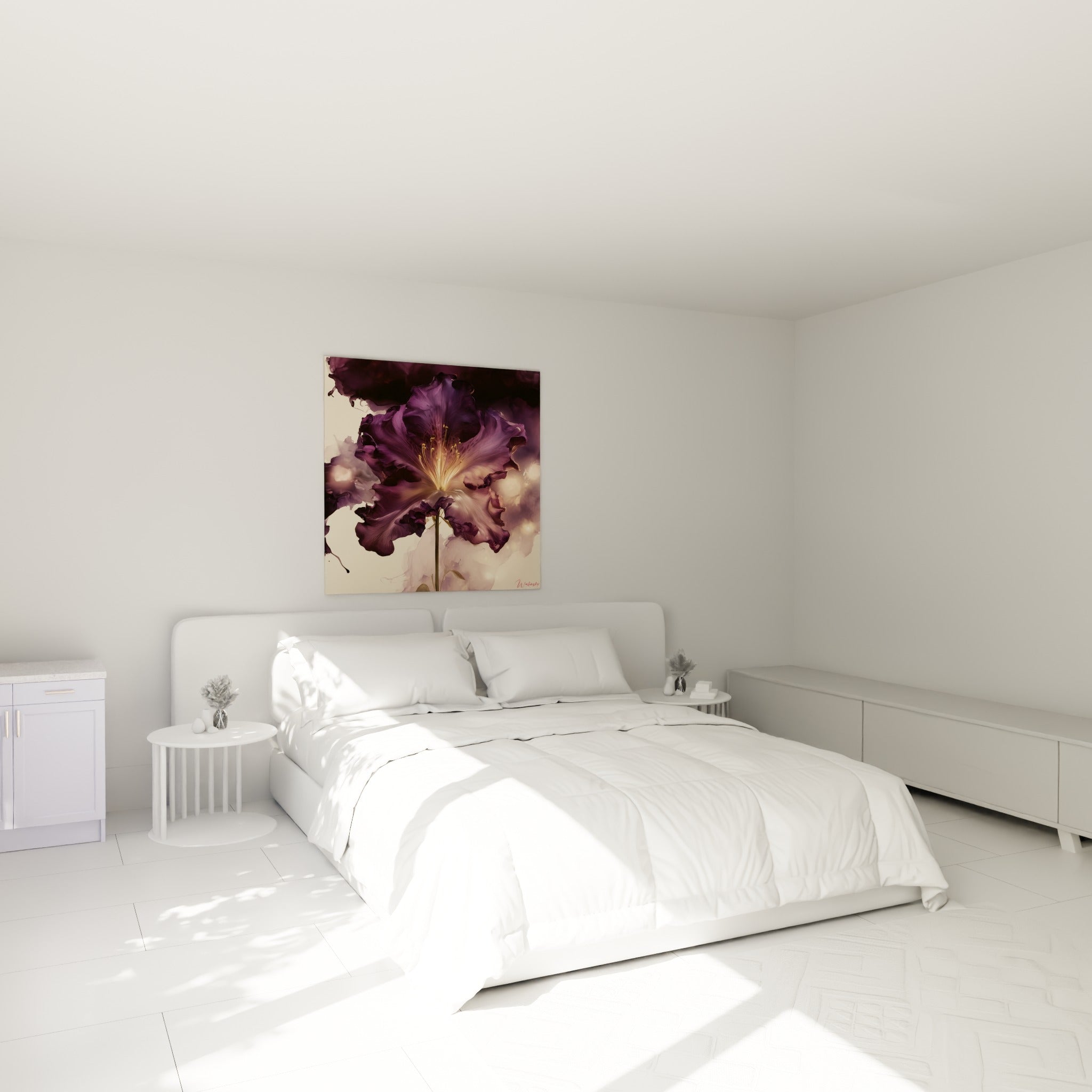Fleur Azalée violette et dorée aux pétales ondulés, accrochée au-dessus d'un lit dans une chambre claire