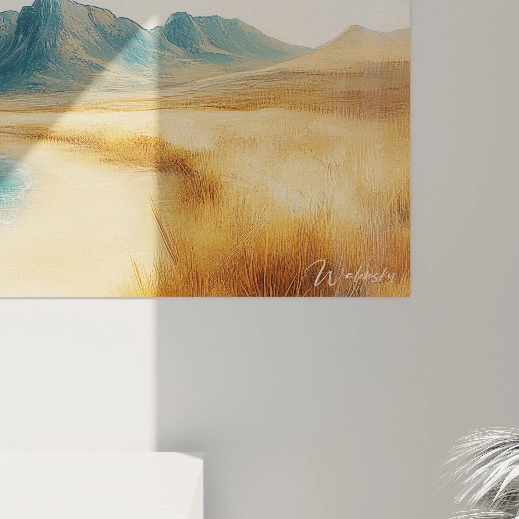 Un tableau plage avec perspective panoramique d'une baie déserte où se rencontrent sable doré, eau turquoise et montagnes bleutées. Les textures vaporeuses, les reflets sur l'eau et les dégradés subtils créent une atmosphère paisible baignée de lumière naturelle.