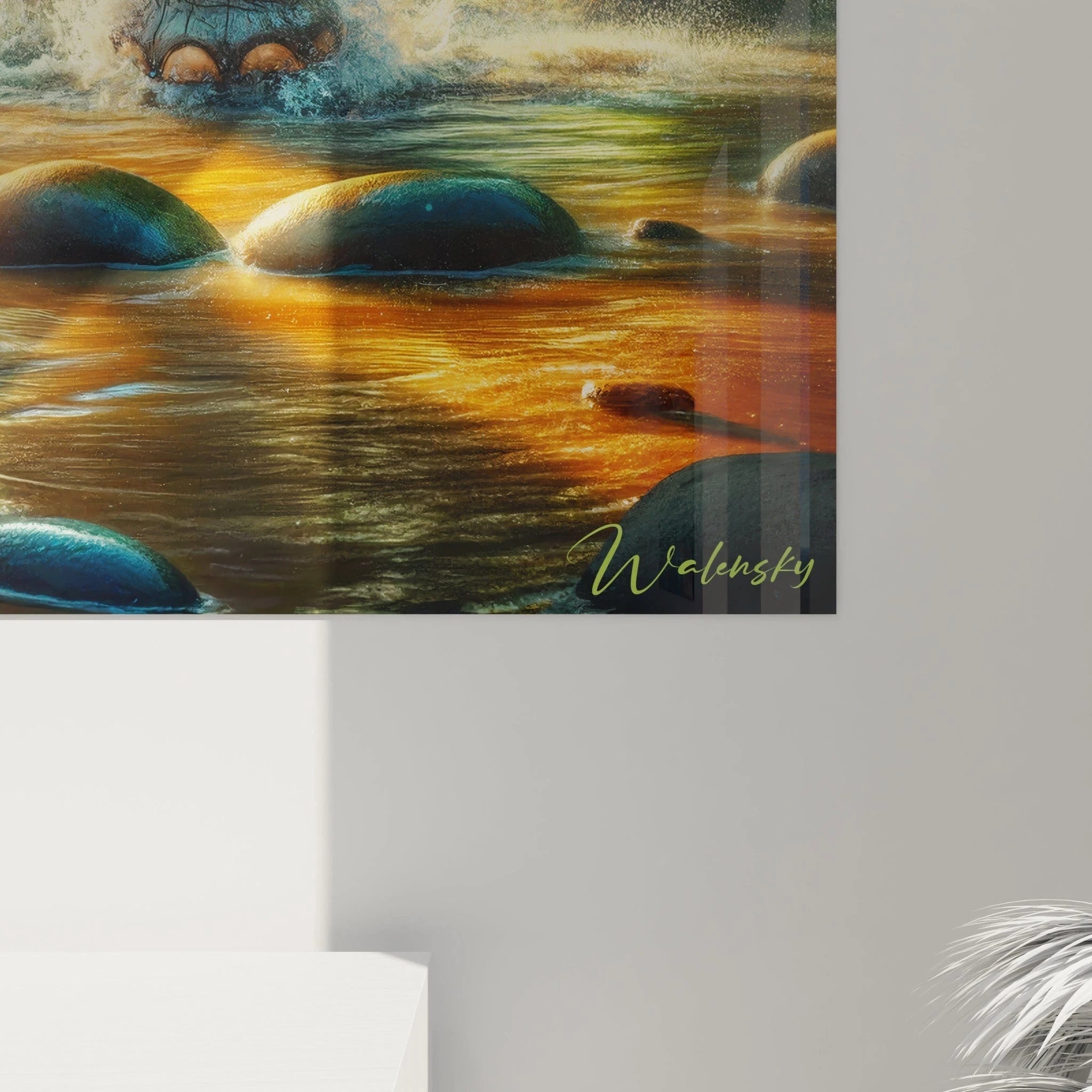 Un tableau d'animal présentant un éléphant en mouvement dans une rivière parsemée de galets sombres. La lumière dorée crée des reflets sur l'eau et la peau humide du pachyderme. Le cadre de jungle dense aux verts éclatants et la présence d'autres éléphants complètent la composition.