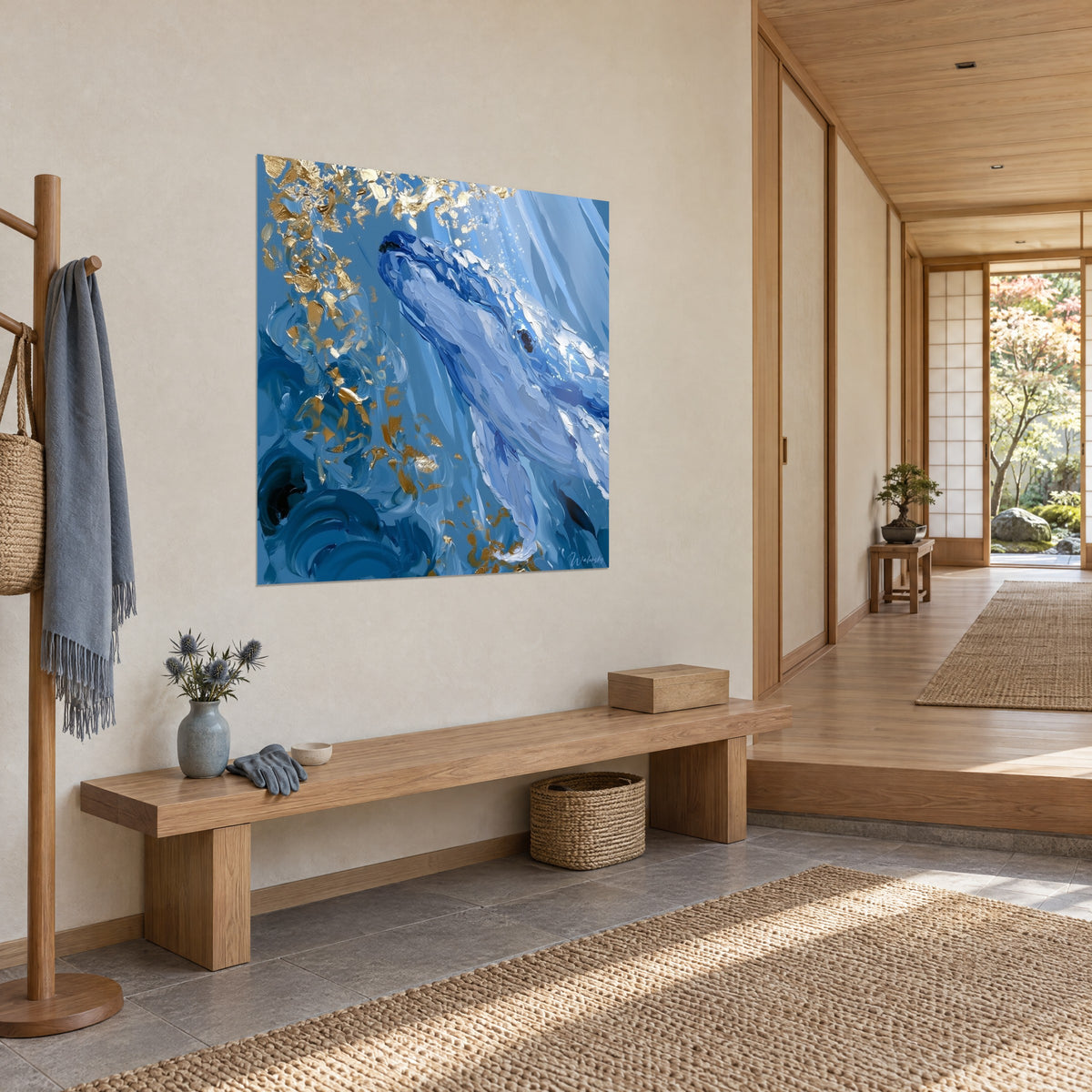 Schilderij van een bultrug in hemelsblauwe en witte paletmesstreken, gouden glitters, aan een beige muur bij een japandi-entree