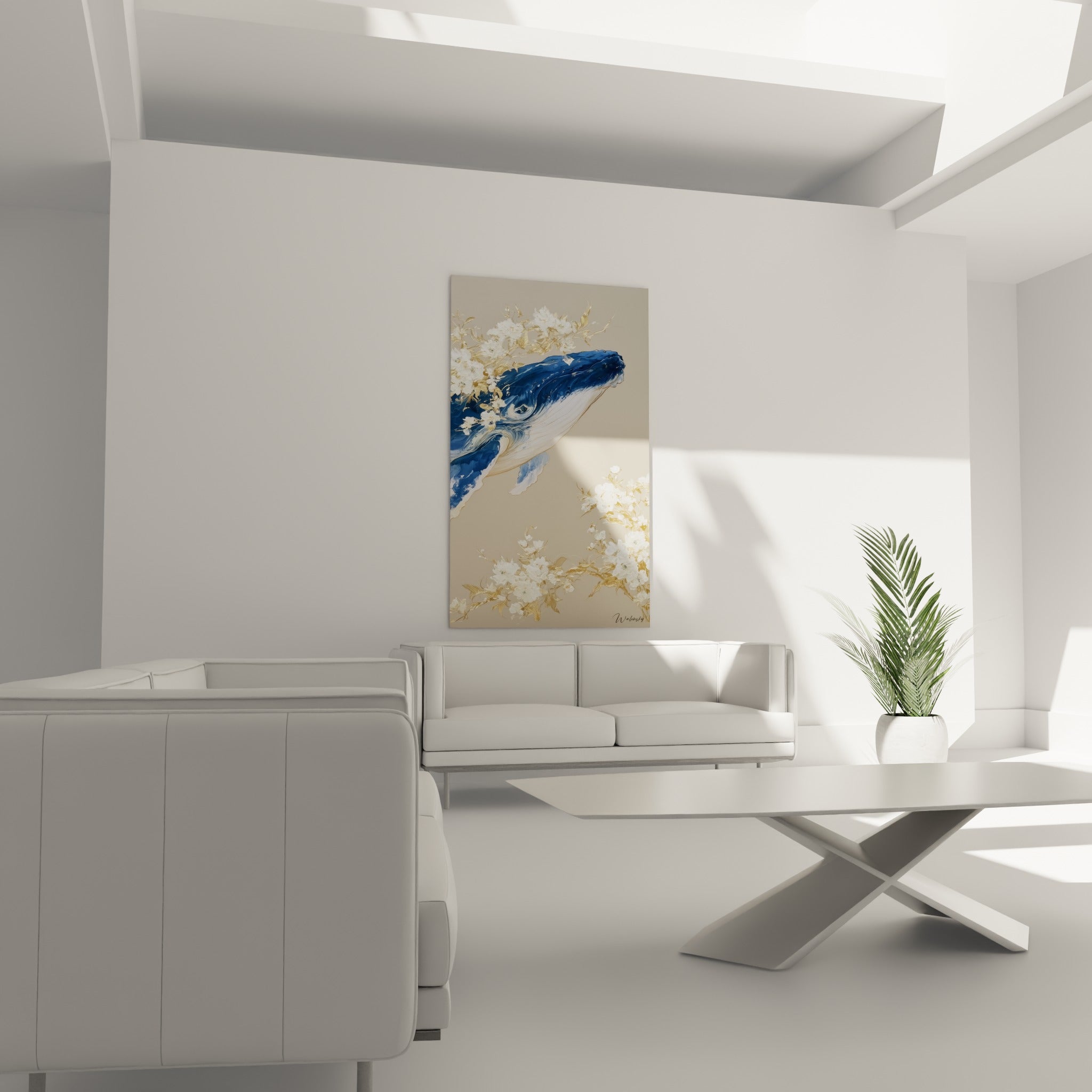 Animal marin bleu profond entouré de fleurs dorées et blanches, placé au-dessus d'un canapé dans un salon lumineux