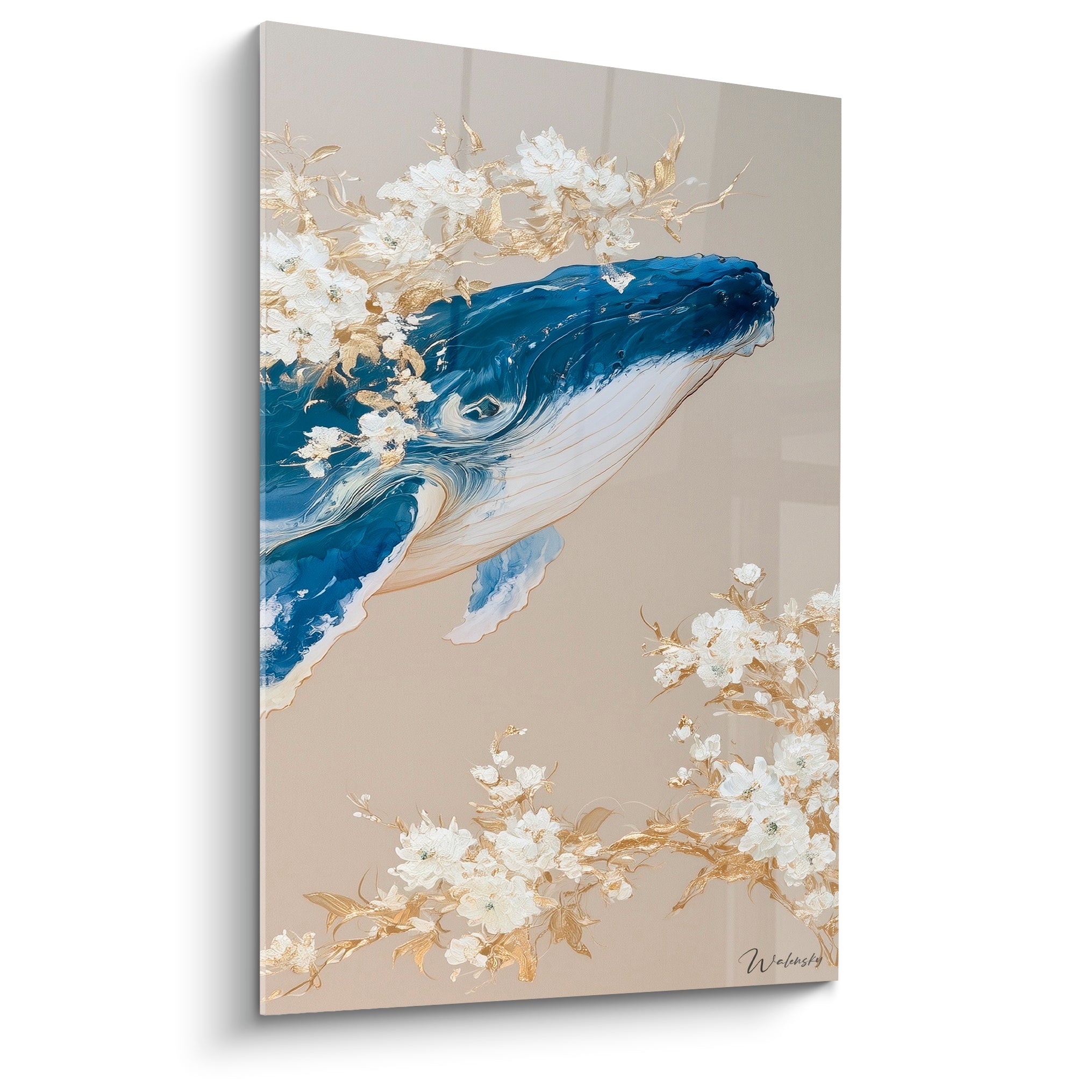 Baleine bleu marine et blanc, tête émergeant parmi des fleurs blanches et branches dorées sur fond beige