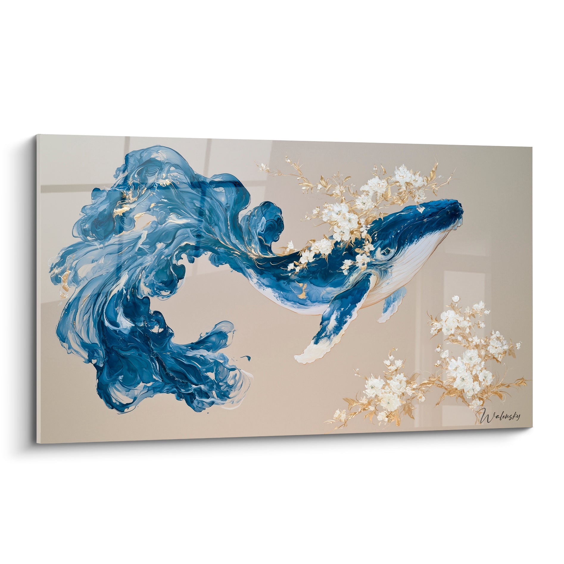Baleine bleu marine et blanche ornée de fleurs blanches et dorées sur fond beige sable