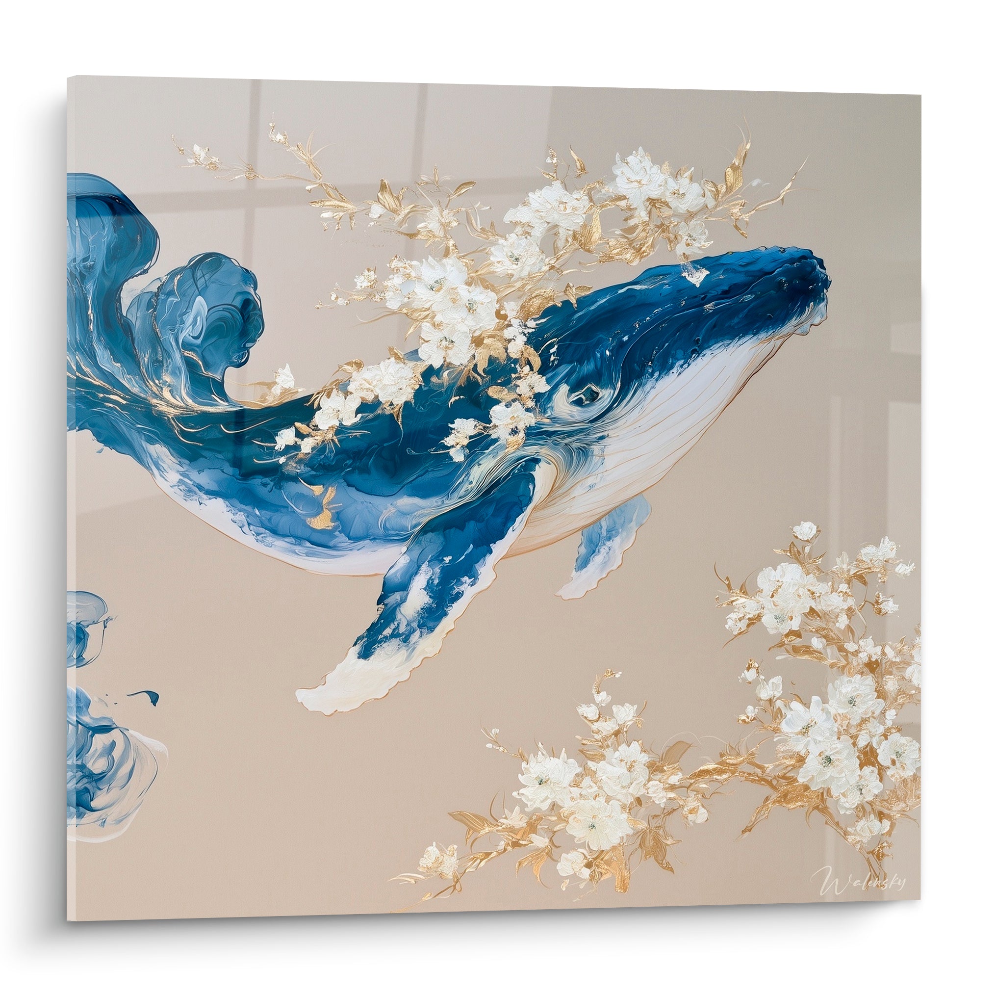 Baleine bleu marine plongeant, entourée de fleurs blanches et dorées sur fond beige sable