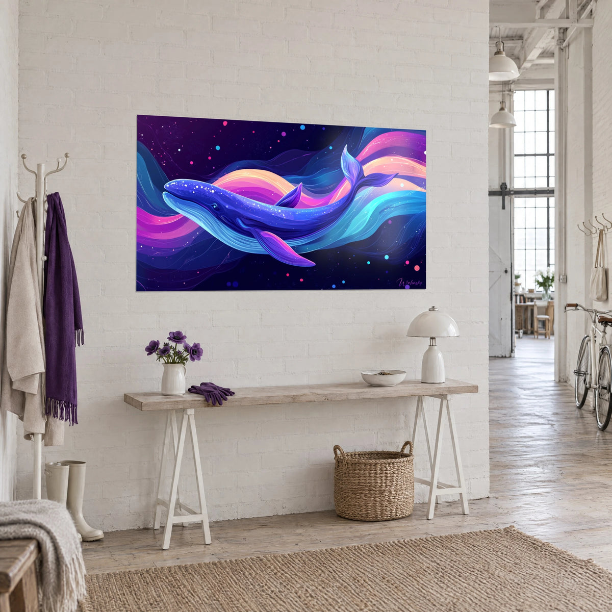 Schilderij blauwe walvis die tussen perzikkleurige en magenta linten glijdt, driekwart zicht op een witte bakstenen muur van een loft