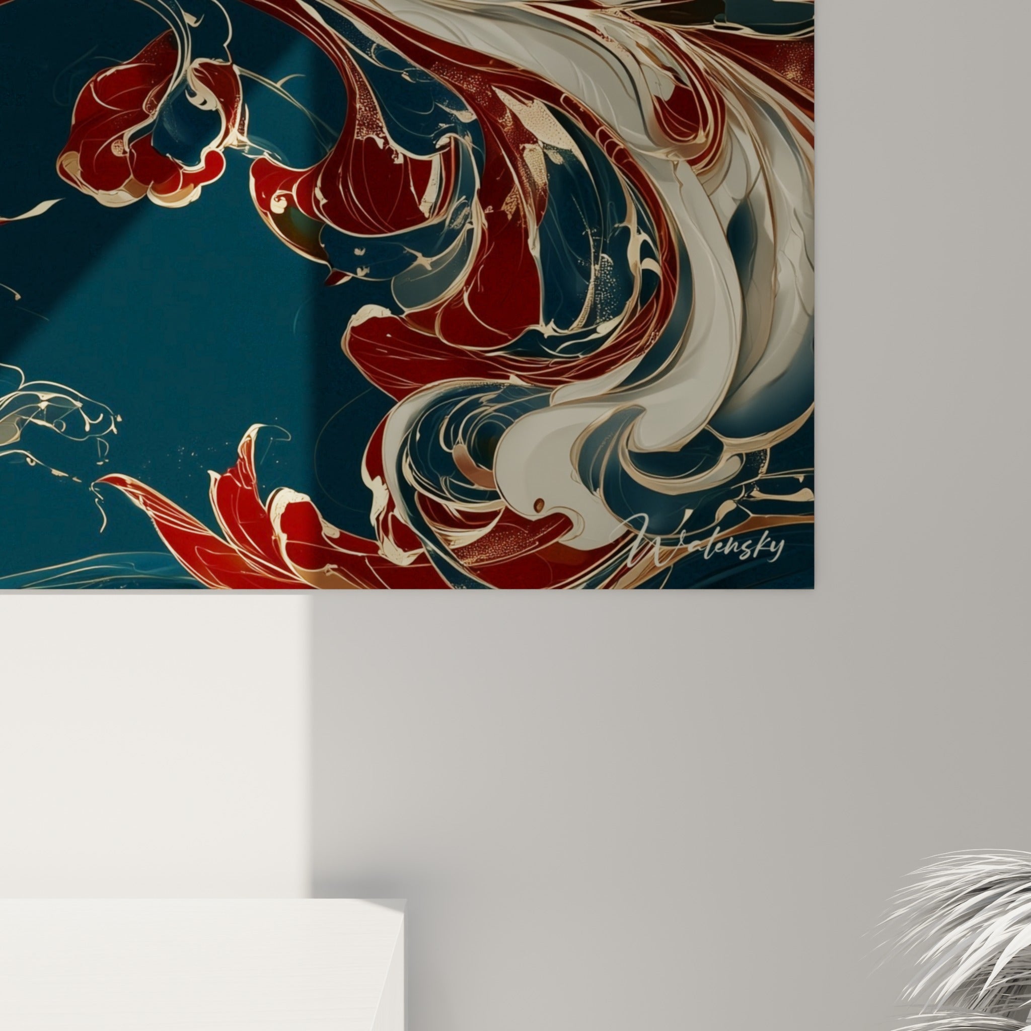 Détail des volutes dorées et rouge bordeaux entrelacées sur le corps bleu marine de la baleine peinte