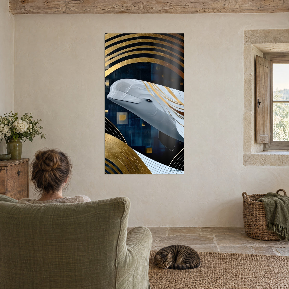 Tableau géant des mers blanc et or sur fond bleu sombre, face à un fauteuil vert sauge, chat tigré couché