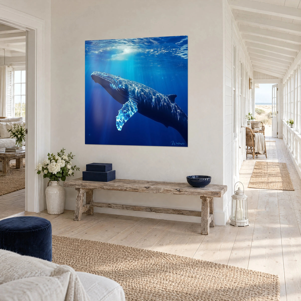 Gemälde riesiger Wal mit weißen, lichtdurchzogenen Flossen, marineblaue Gewässer, in einem Flur am Meer