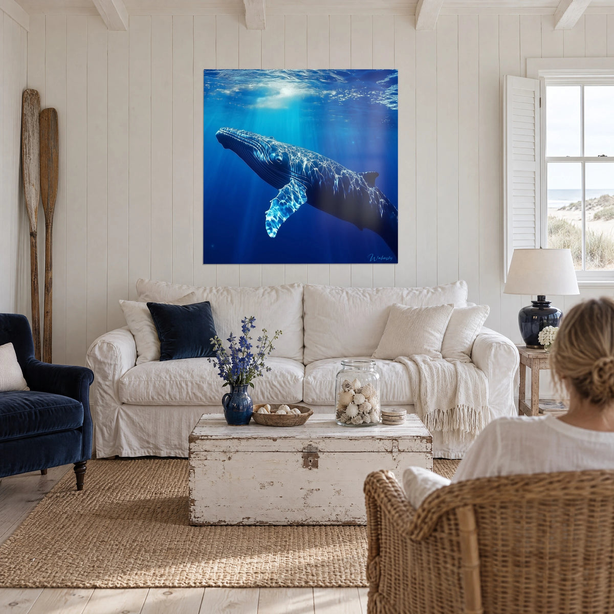 Gemälde Buckelwal gleitend in ozeanblauer Tönung, goldene Lichtstrahlen, über einem Sofa in einem hellen Wohnzimmer