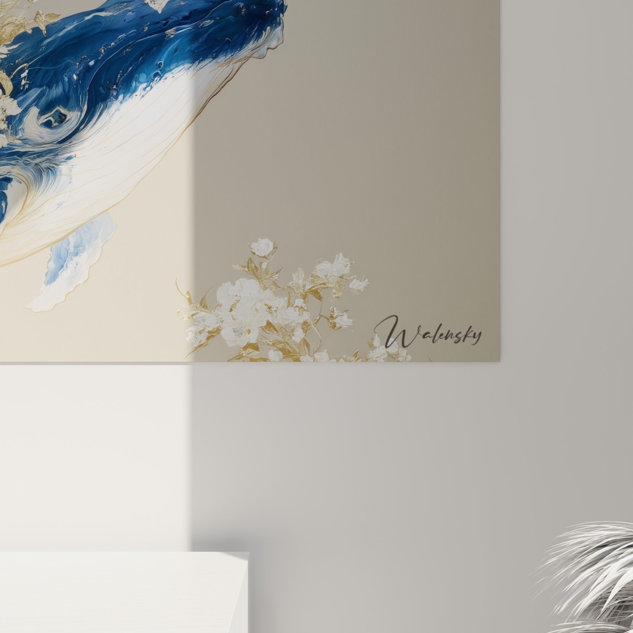 Matière fluide bleu marine et dorée où les fleurs blanches se mêlent aux coulures de peinture