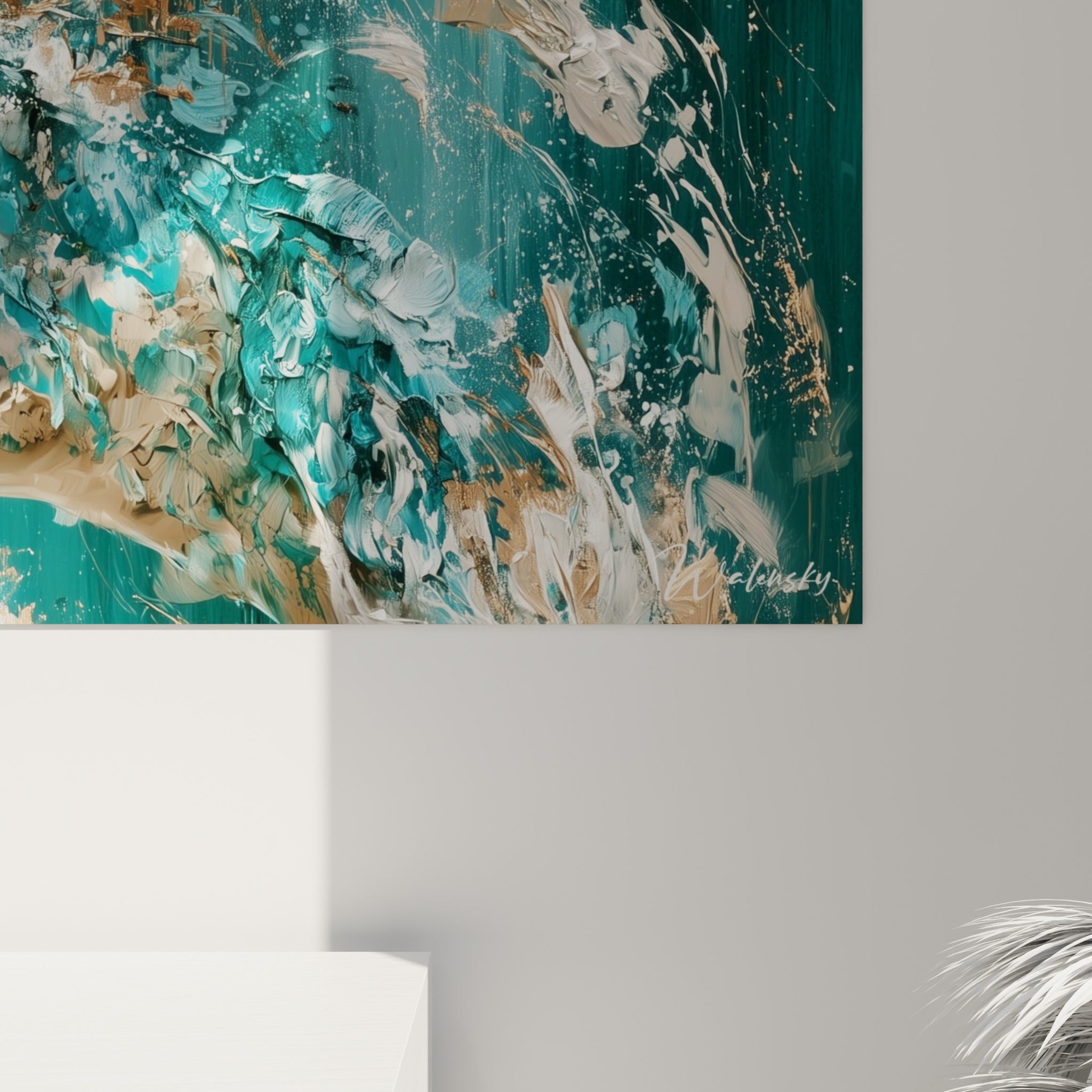 Matière picturale épaisse en turquoise et or, coulures et empâtements visibles de près sur la toile accrochée