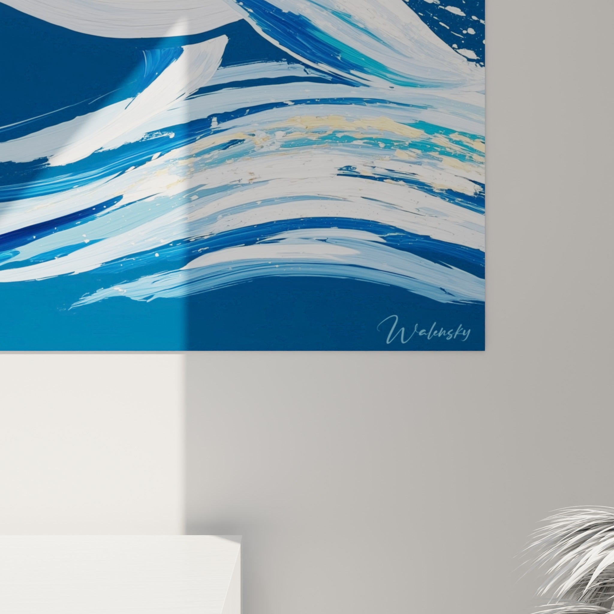 Coulures blanches et touches dorées se mêlant au bleu marine, grain de l'impression visible en gros plan