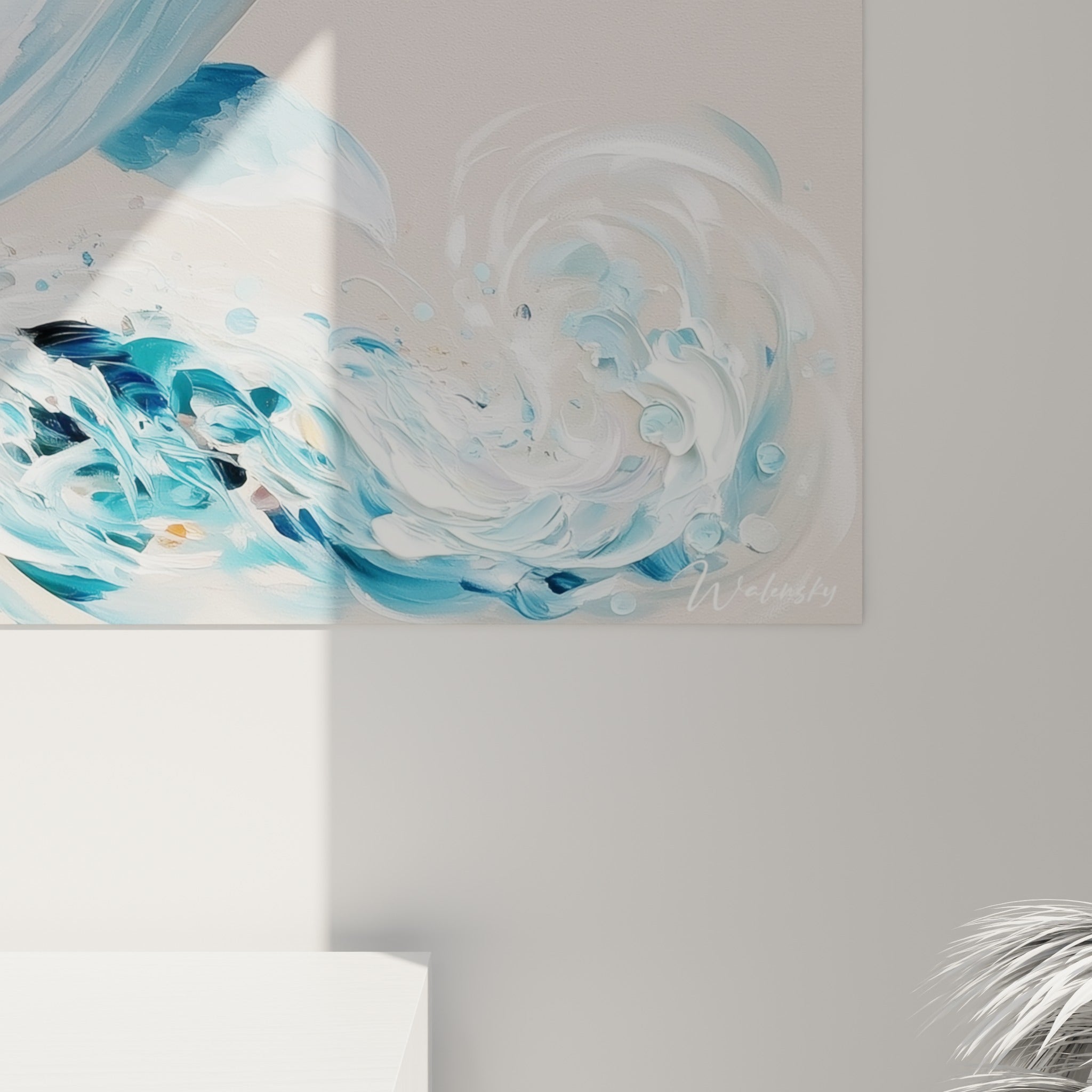 Empâtements bleu marine et blanc nacré, reliefs texturés d'écume rose et dorée visibles de près