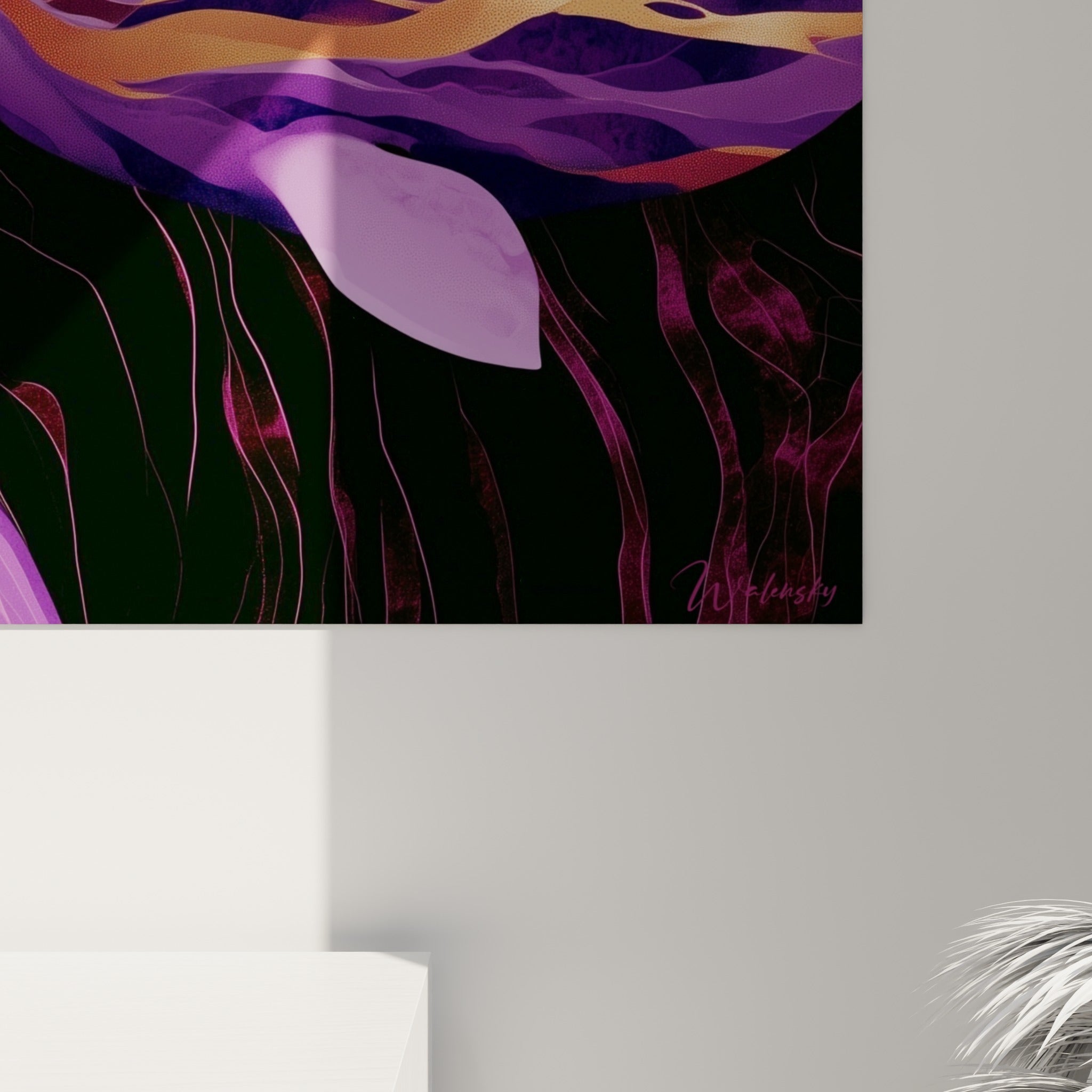 Empâtements dorés et texture granuleuse violette visibles en gros plan sur la toile accrochée