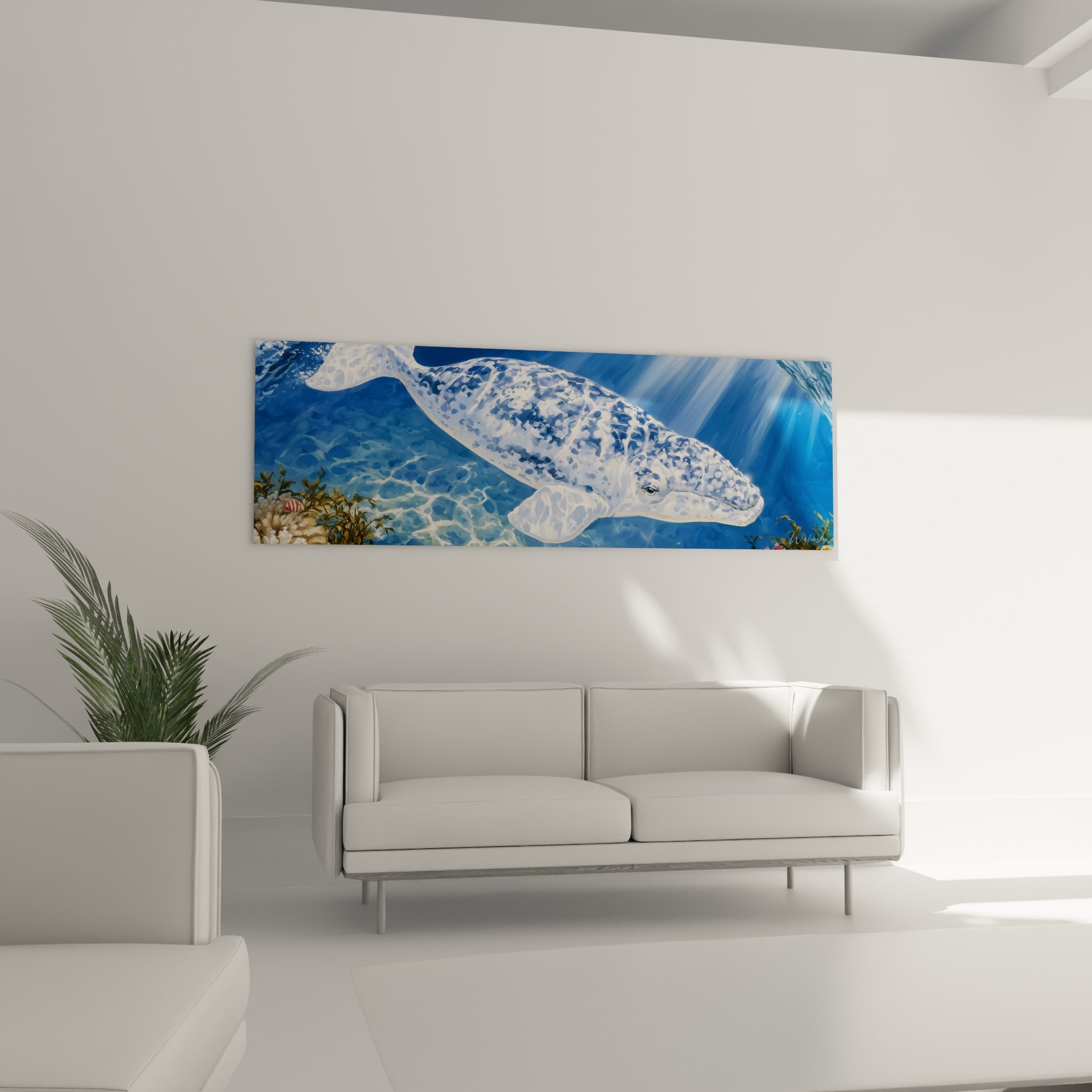 Mammifère marin blanc et bleu profond traversé de lumière dorée, au-dessus d'un canapé dans un salon lumineux