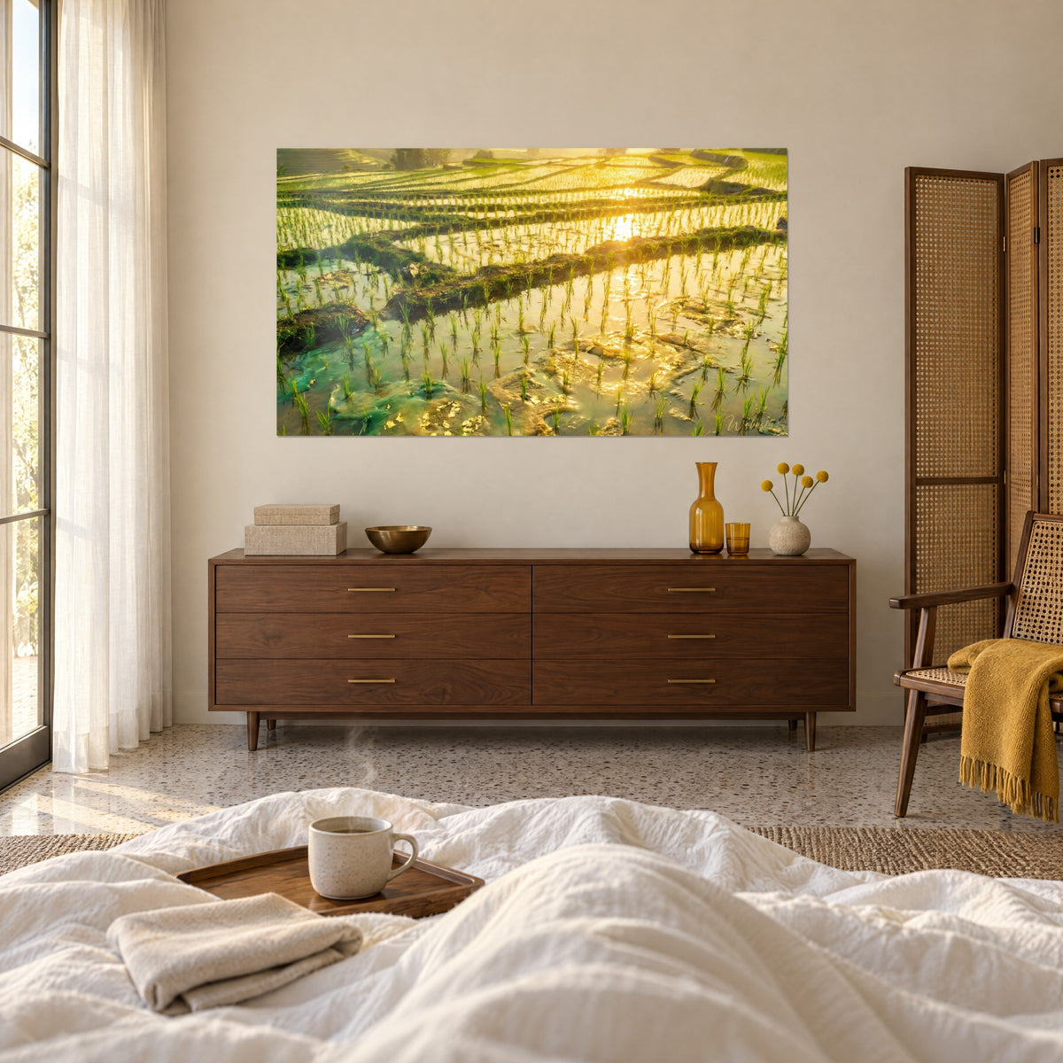 Quadro campi di riso a terrazze, luce ambrata e germogli smeraldo, cassettiera in noce e plaid senape, sopra un letto in una camera luminosa