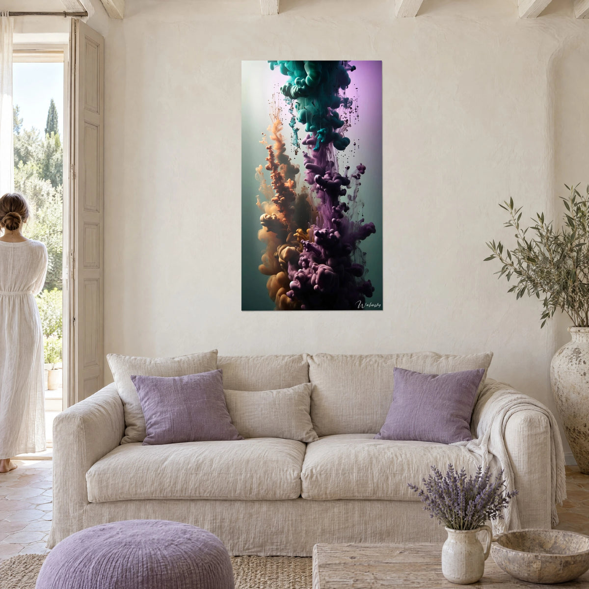 Schilderij met inktwolken in smaragdgroen en pruimenpaars in het water, roze achtergrond, boven een bank in een lichte woonkamer