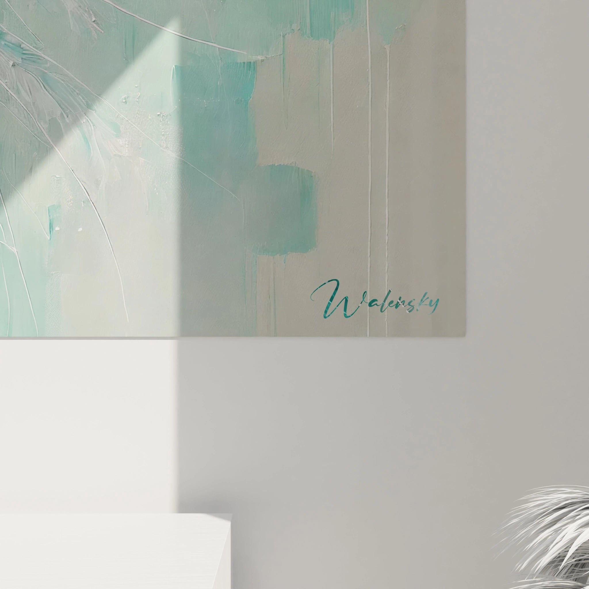 Appréciez la texture de ce tableau méduse en gros plan. Les couleurs vertes, blanches et argentées créent un effet tridimensionnel, attirant l'œil et inspirant la tranquillité.