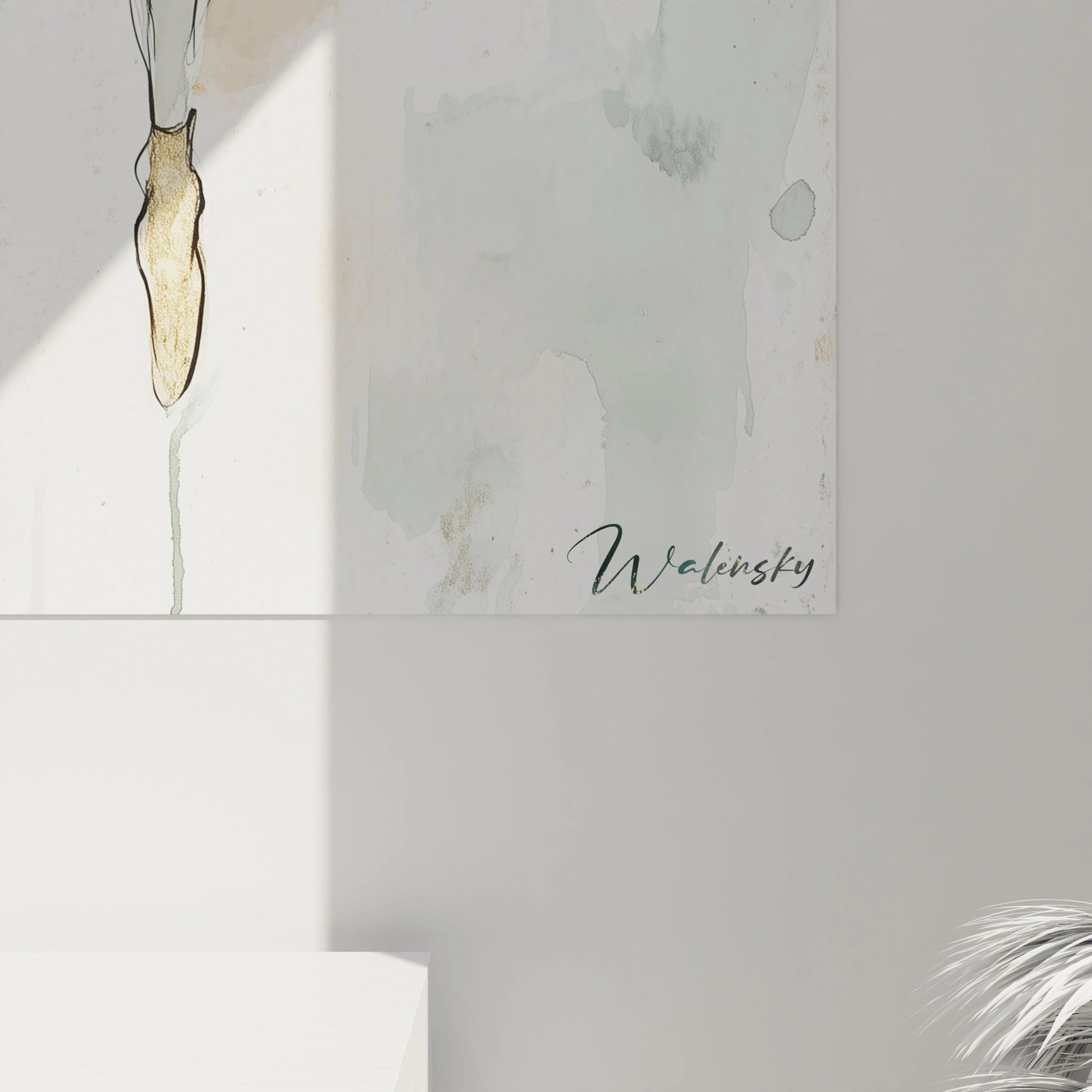 Tableau danseuse abstrait mettant en avant une silhouette élancée, vêtue de motifs vert et or, avec des coulures aquarelles et un arrière-plan éclaboussé de tons neutres et dorés.