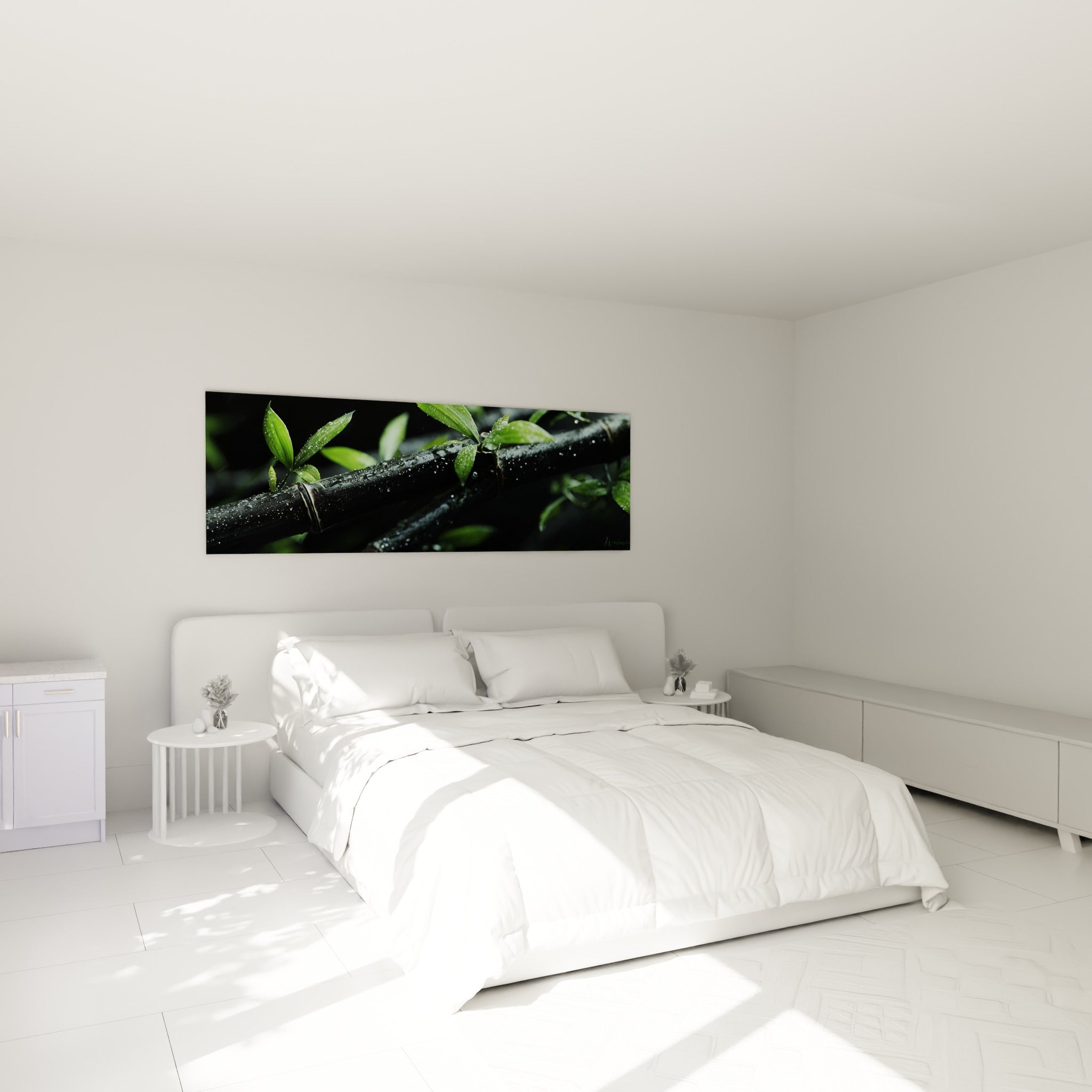 Bambou anthracite perlé de rosée et feuillage émeraude au-dessus d'un lit dans une chambre claire
