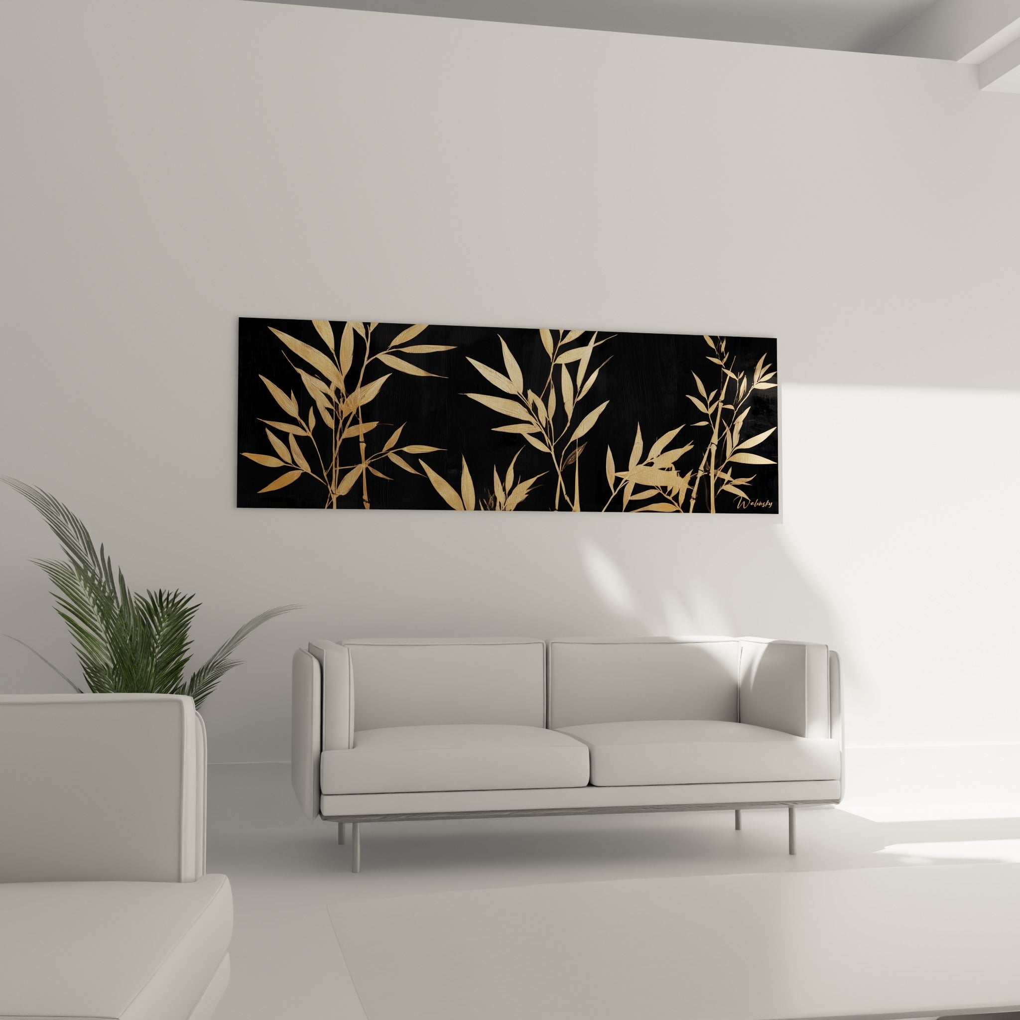 Tiges de bambou dorées et fond anthracite accrochées au-dessus d'un canapé dans un salon lumineux